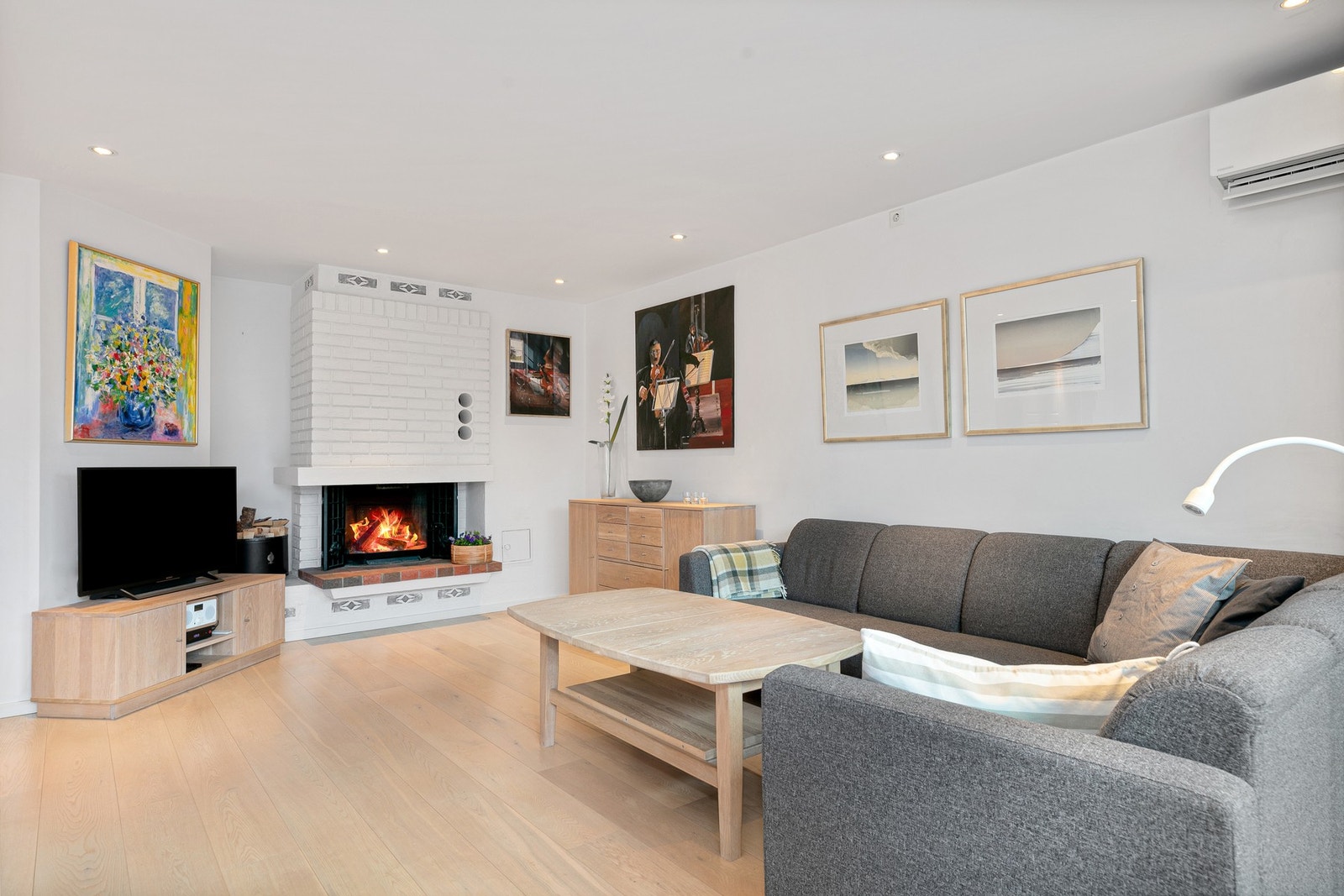 Stuen er utstyrt både med varmepumpe og ildsted. Alle rom i leiligheten er utstyrt med downlights i tak Galleribilde