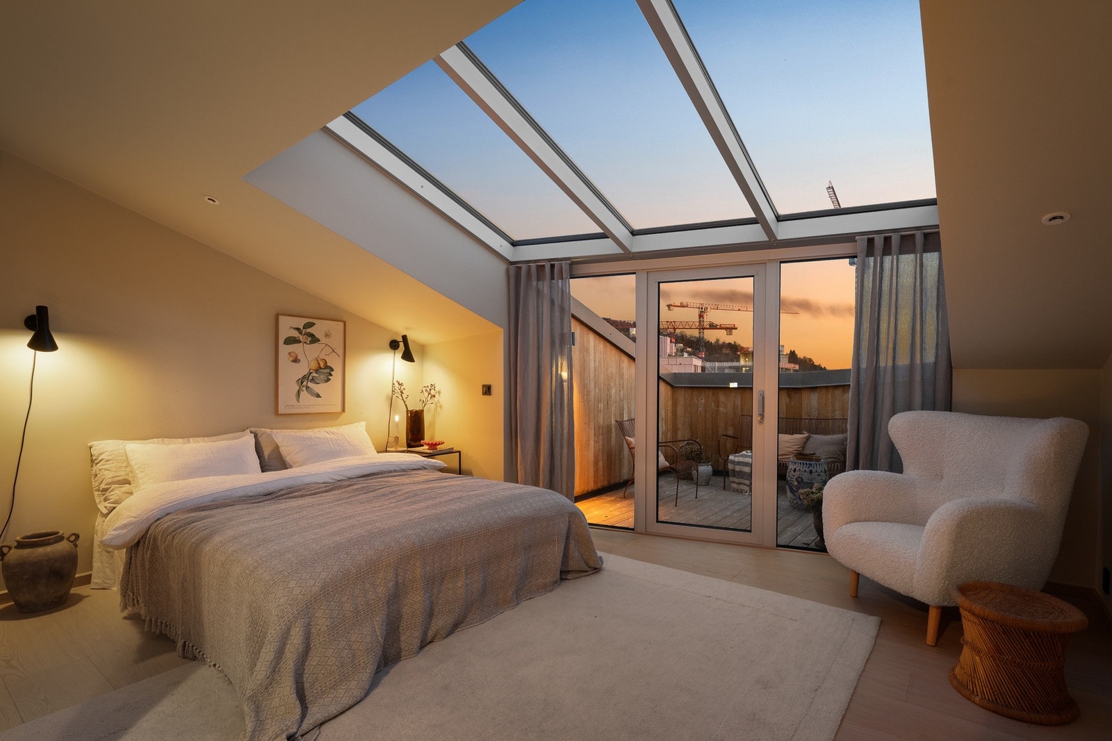 Smakfullt og vakkert hovedsoverom med store takvinduer og utgang til egen terrasse. Galleribilde
