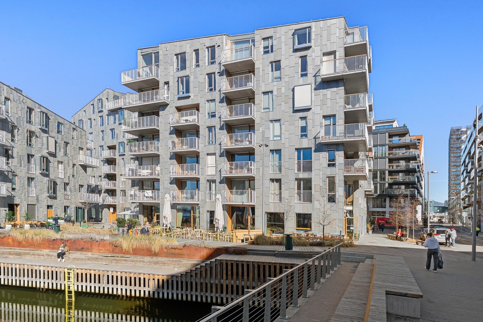 Det unike samspillet mellom vannspeil, broer og kanaler skaper en maritim atmosfære som gir området en helt egen sjarm. Galleribilde