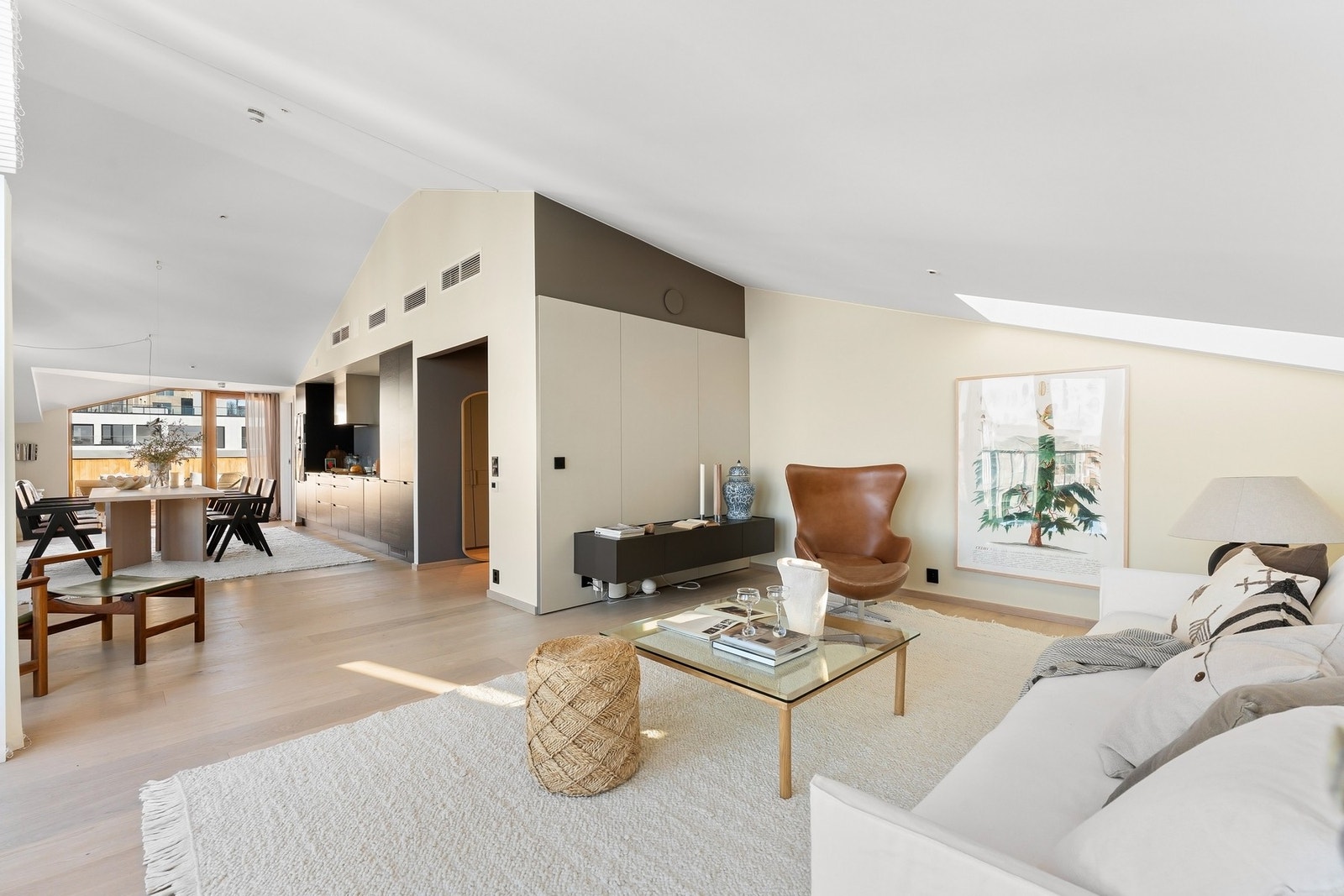 Leiligheten har en generøs takhøyde på opptil 3,75 meter. Galleribilde