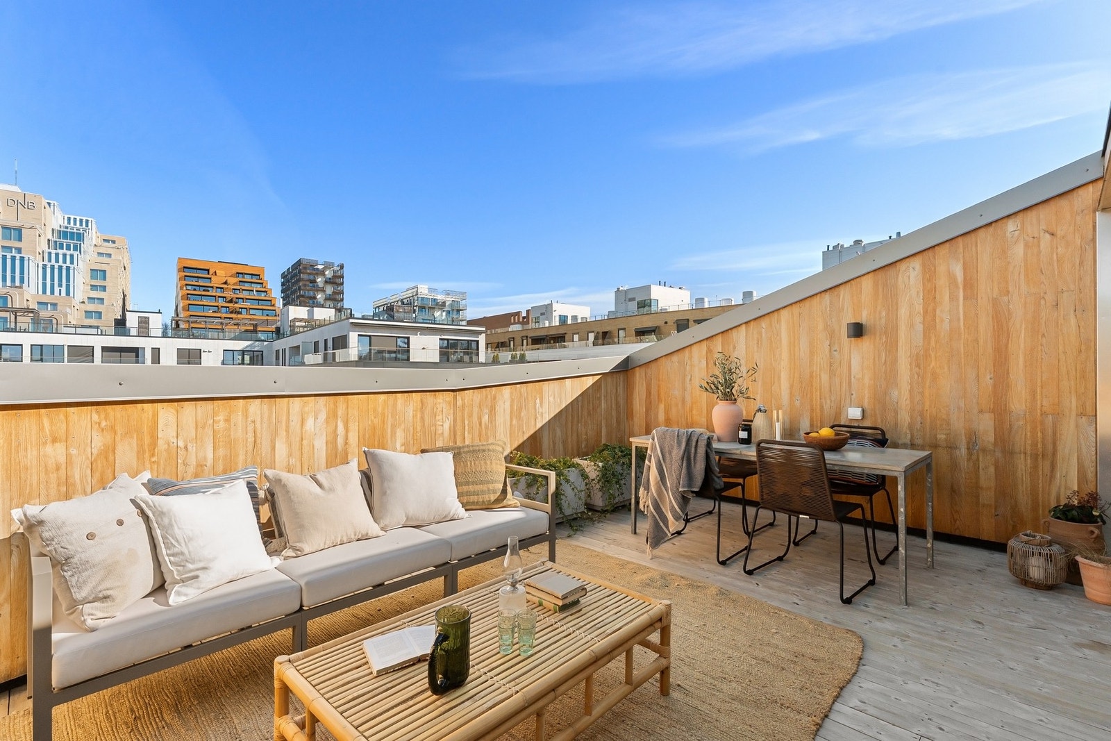 Denne sjenerøse uteplassen gir rikelig rom for stilfulle loungemøbler, frodig beplantning og en grill. Galleribilde