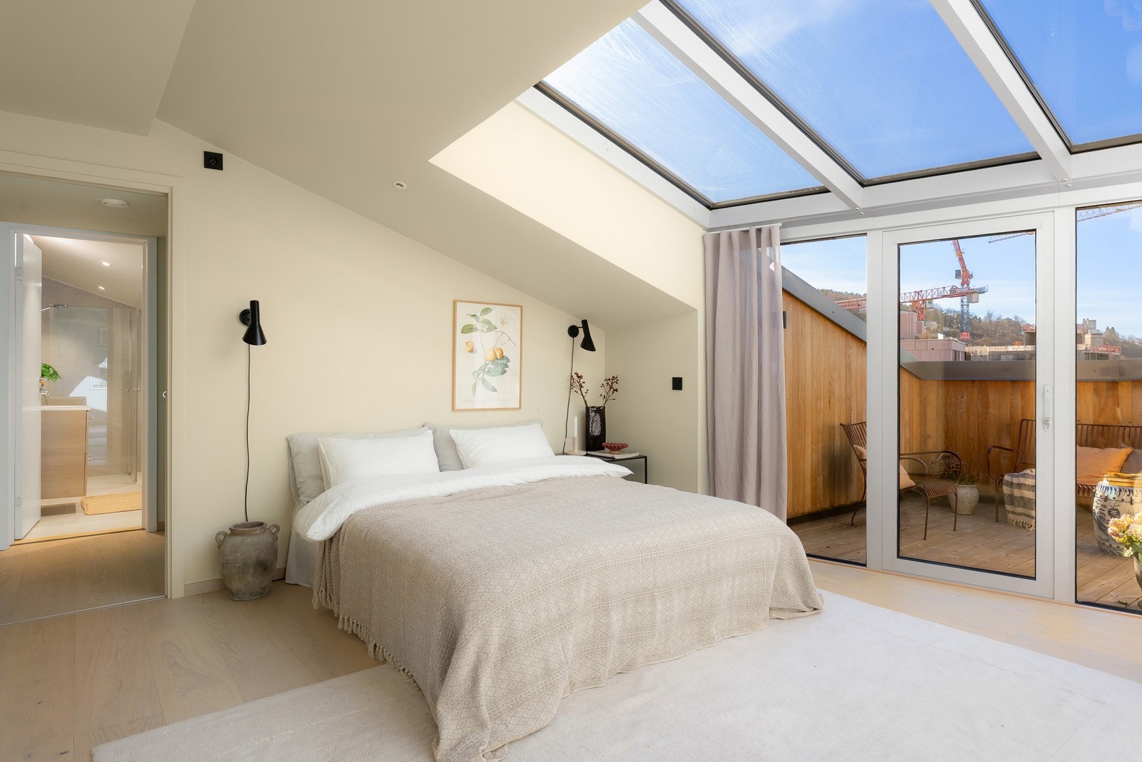 Gulv-til-himling-vinduer kombineres sømløst med takvinduer, noe som skaper en helhetlig glassflate og en luftig atmosfære med maksimal lysinnslipp. Galleribilde