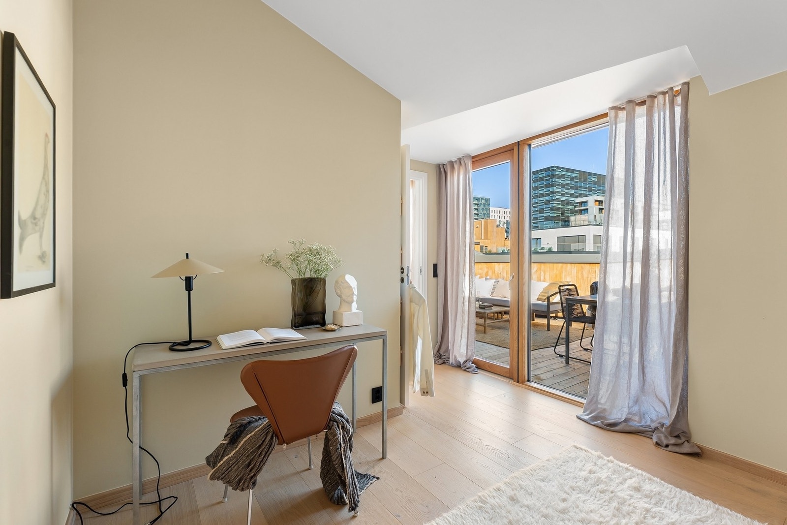 Fra soverommet har du utgang til takterrassen ved kjøkkenet. Galleribilde