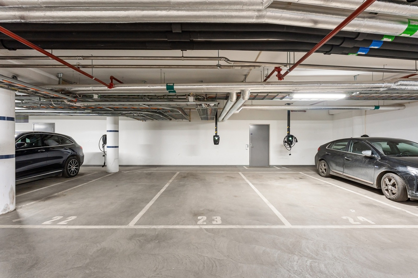Det medfølger en parkeringsplass (nr. 23) med el-bil lader i felles garasjekjeller. Galleribilde