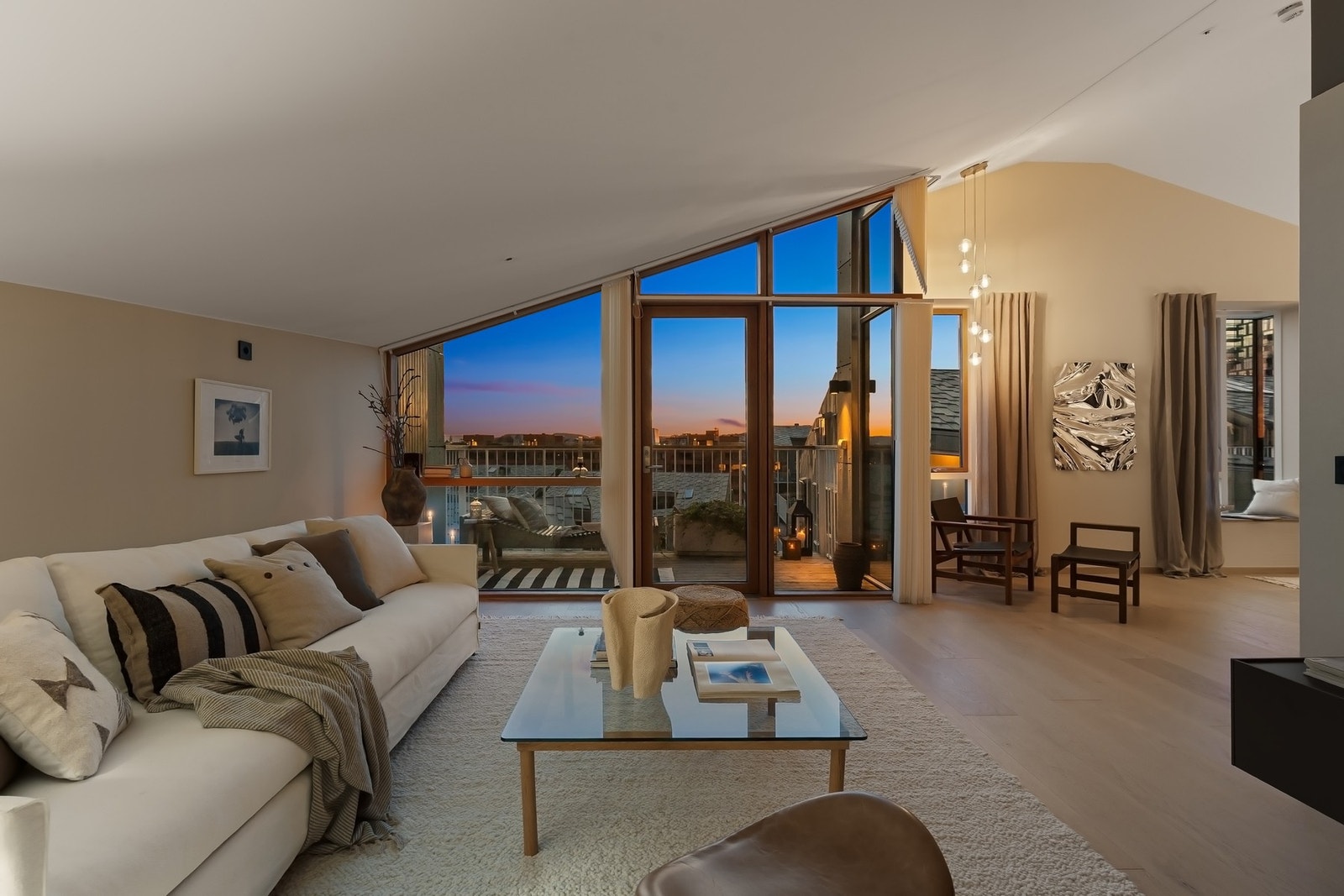 Boligen gir umiddelbart et inntrykk av kvalitet med påkostede materialer og gjennomførte løsninger i alle rom. Galleribilde