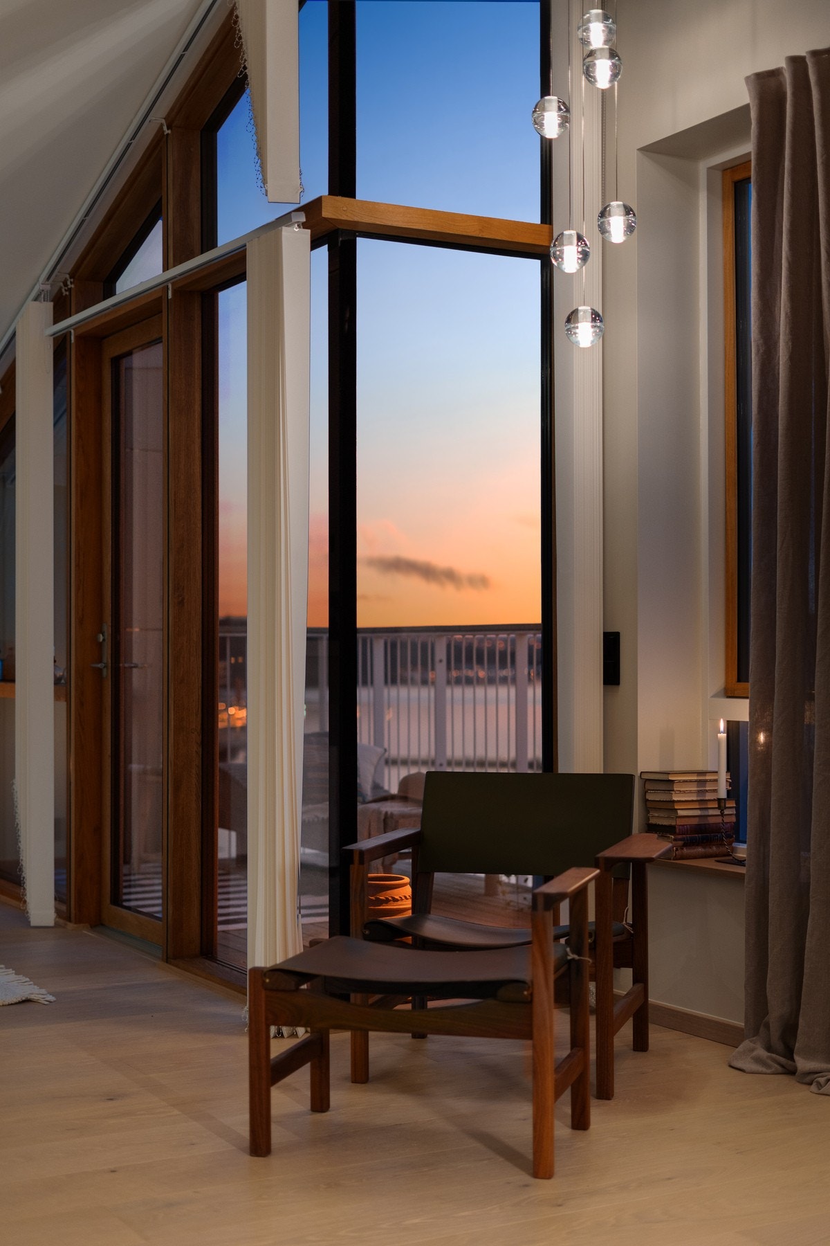 Vinduer fra gulv til tak skaper fantastiske lysforhold Galleribilde