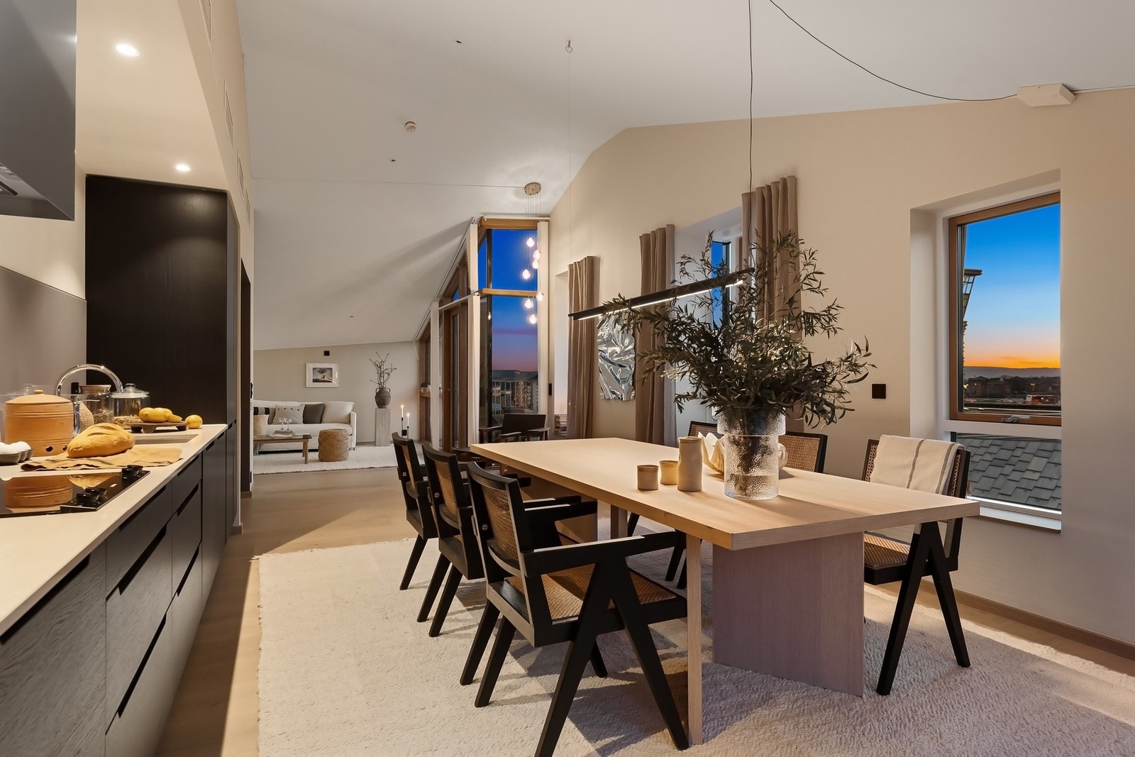 Boligen har fantastiske lysforhold til sen kveld hvor himmelen og solnedgangen kan nytes både inne og ute. Galleribilde