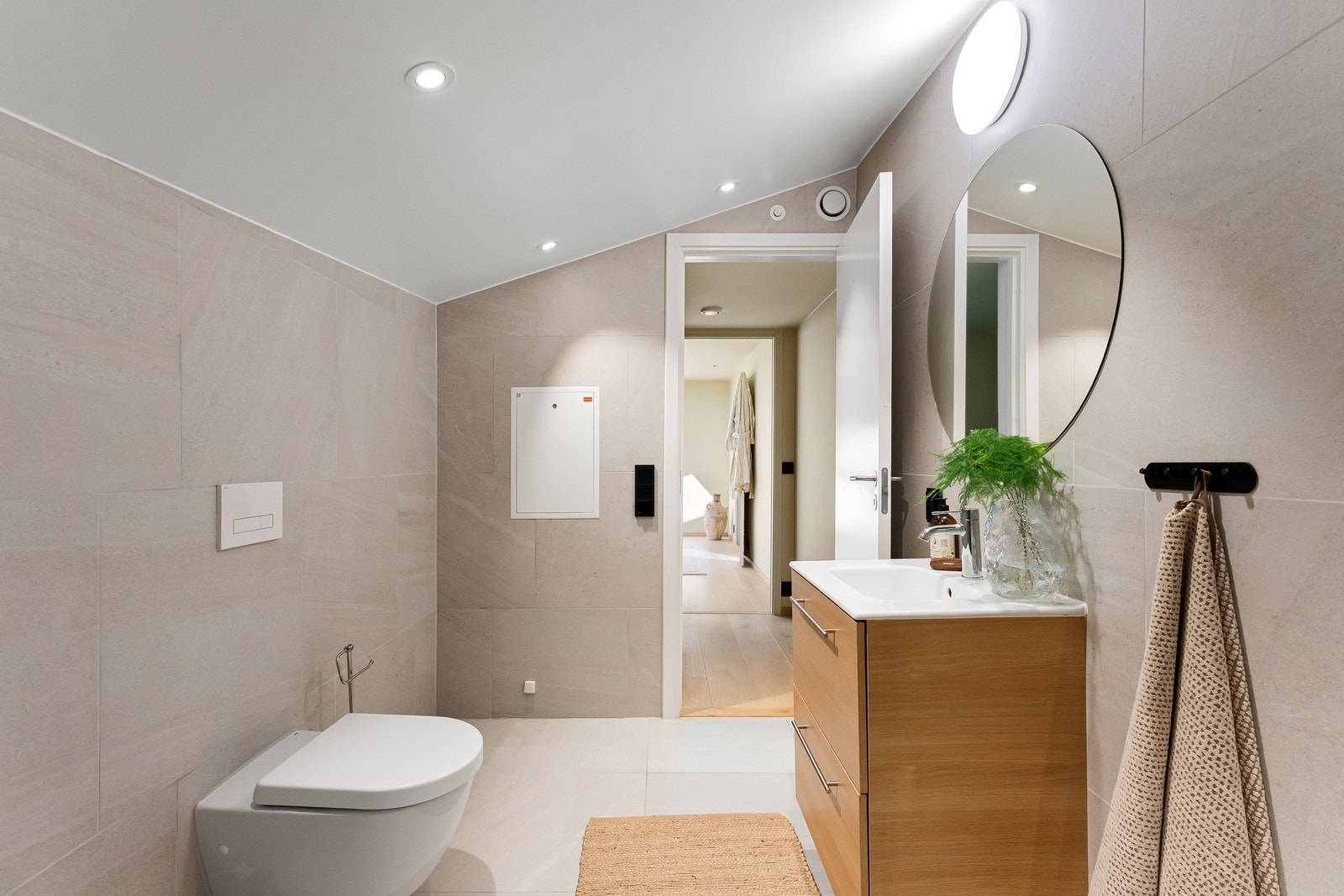 Lekkert bad, hvor moderne løsninger møter tidløs eleganse. Galleribilde