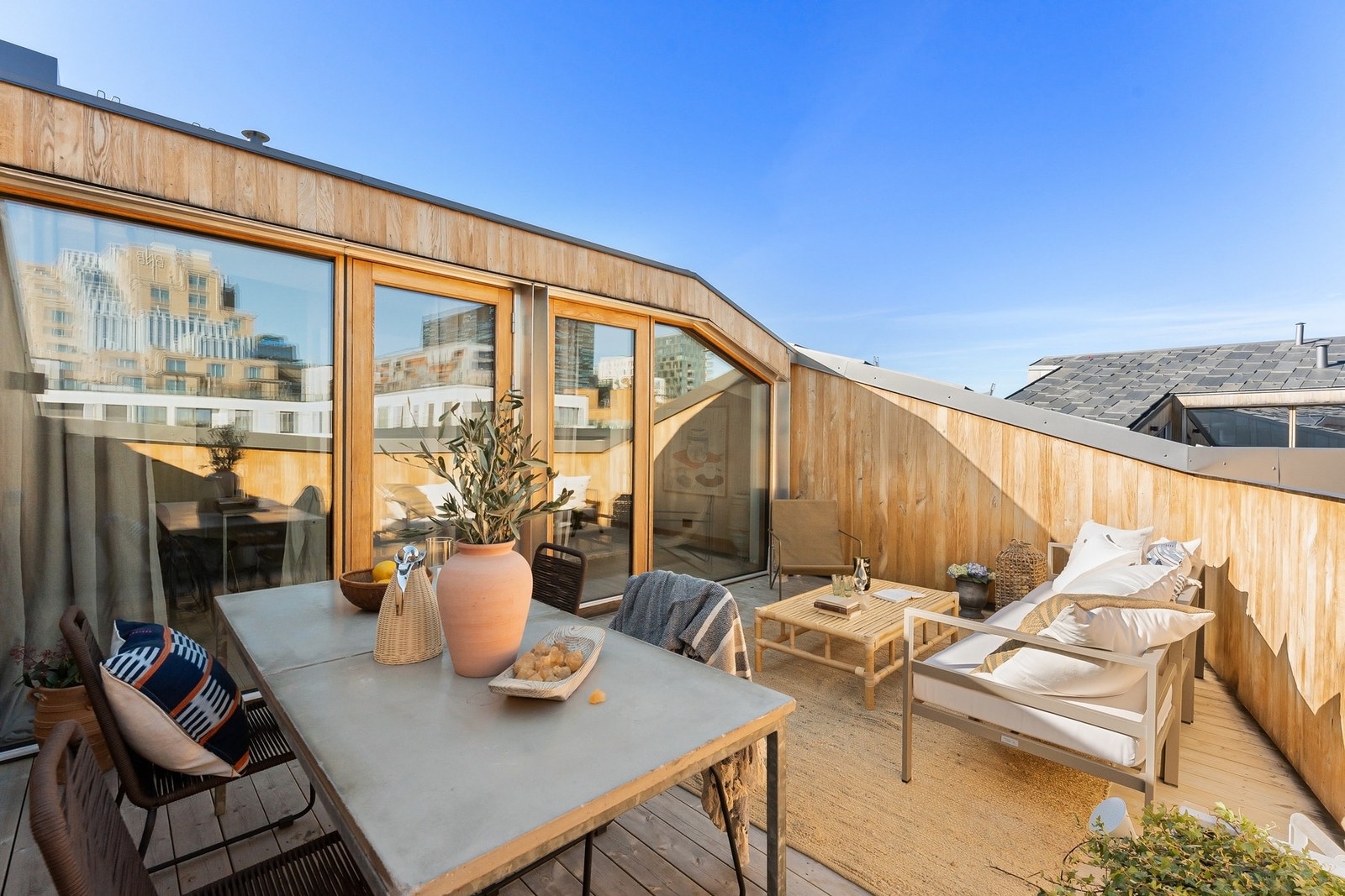 Fra kjøkkenet leder dørene ut til en eksklusiv takterrasse på 18 kvm med kveldssol. Galleribilde