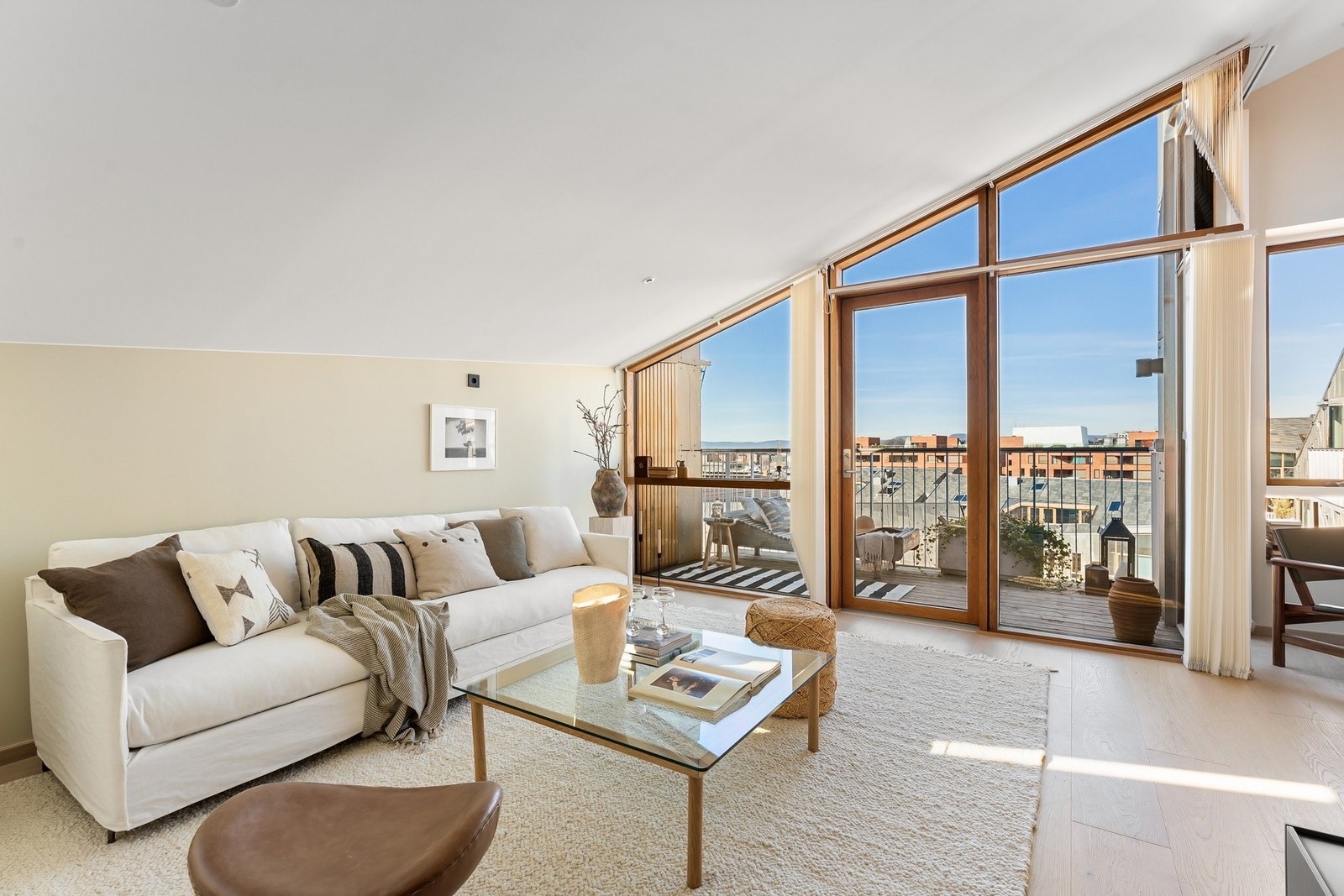 Vindusflatene strekker seg til himling og gir godt med naturlig lysinnslipp. Galleribilde