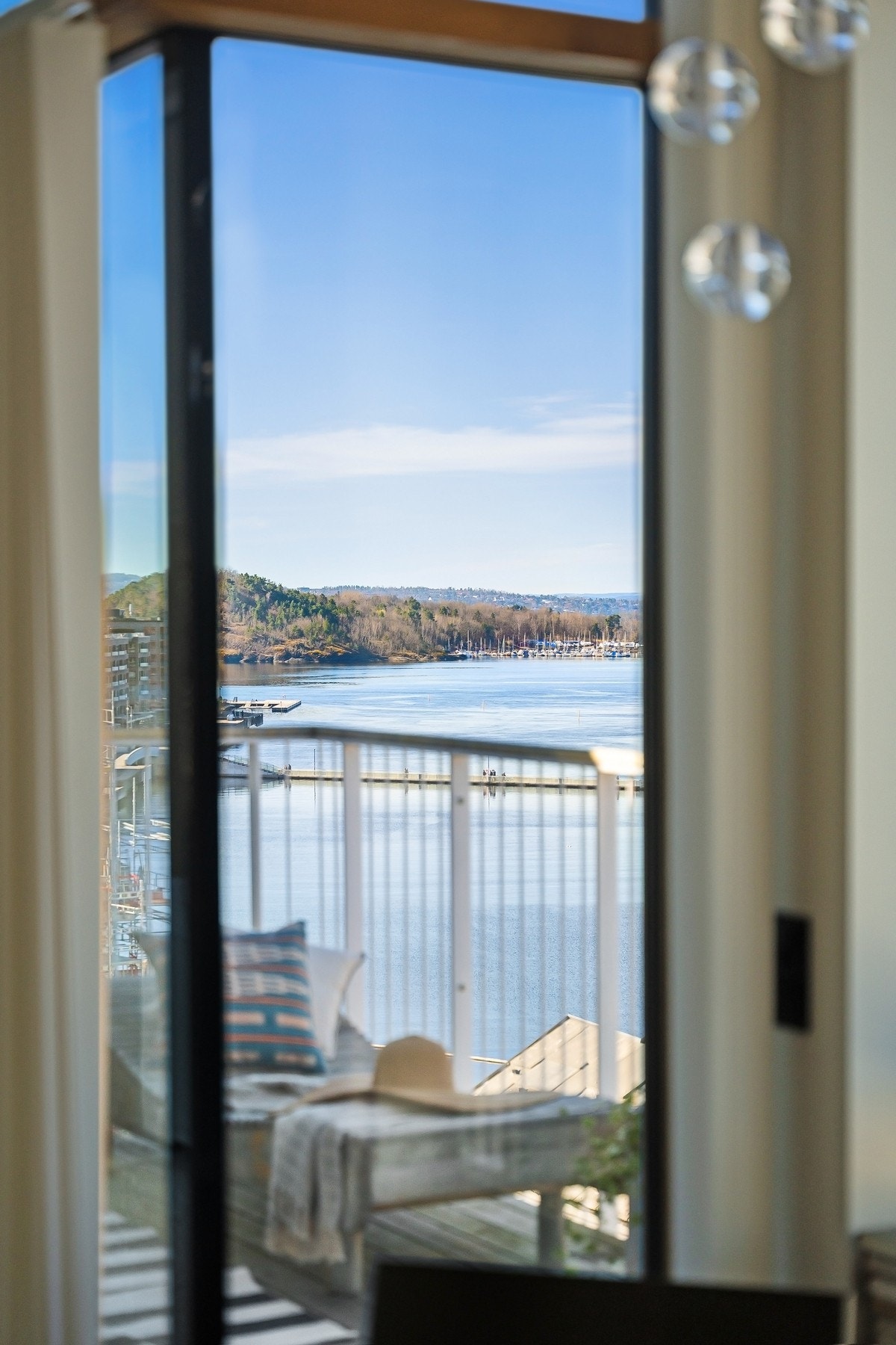 Boligens plassering i 8. etasje gir fantastisk utsikt mot fjorden. Galleribilde