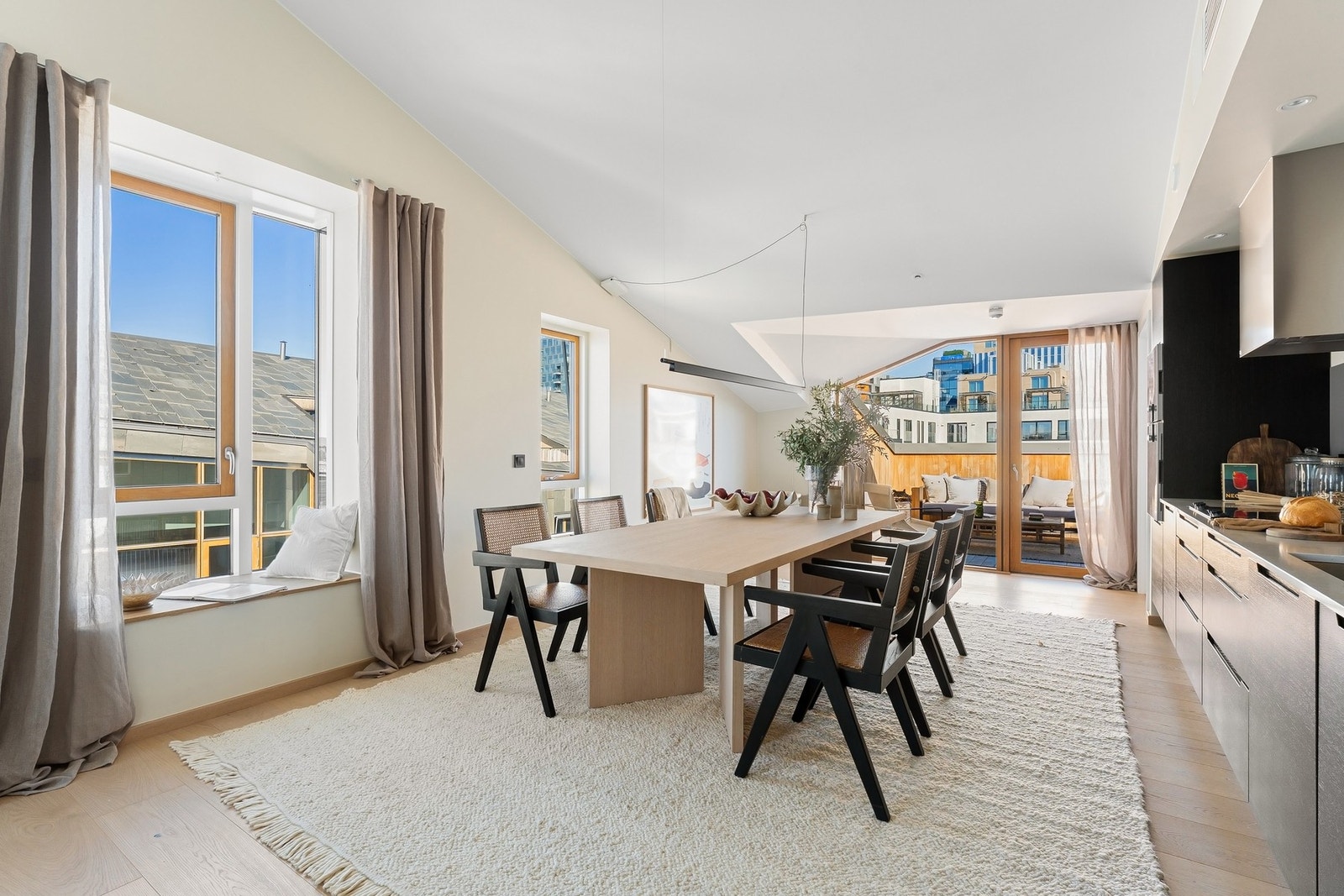 Overflatene er malt i et delikat fargevalg og på gulv er det lagt enstavs eikeparkett fra 2023. Galleribilde