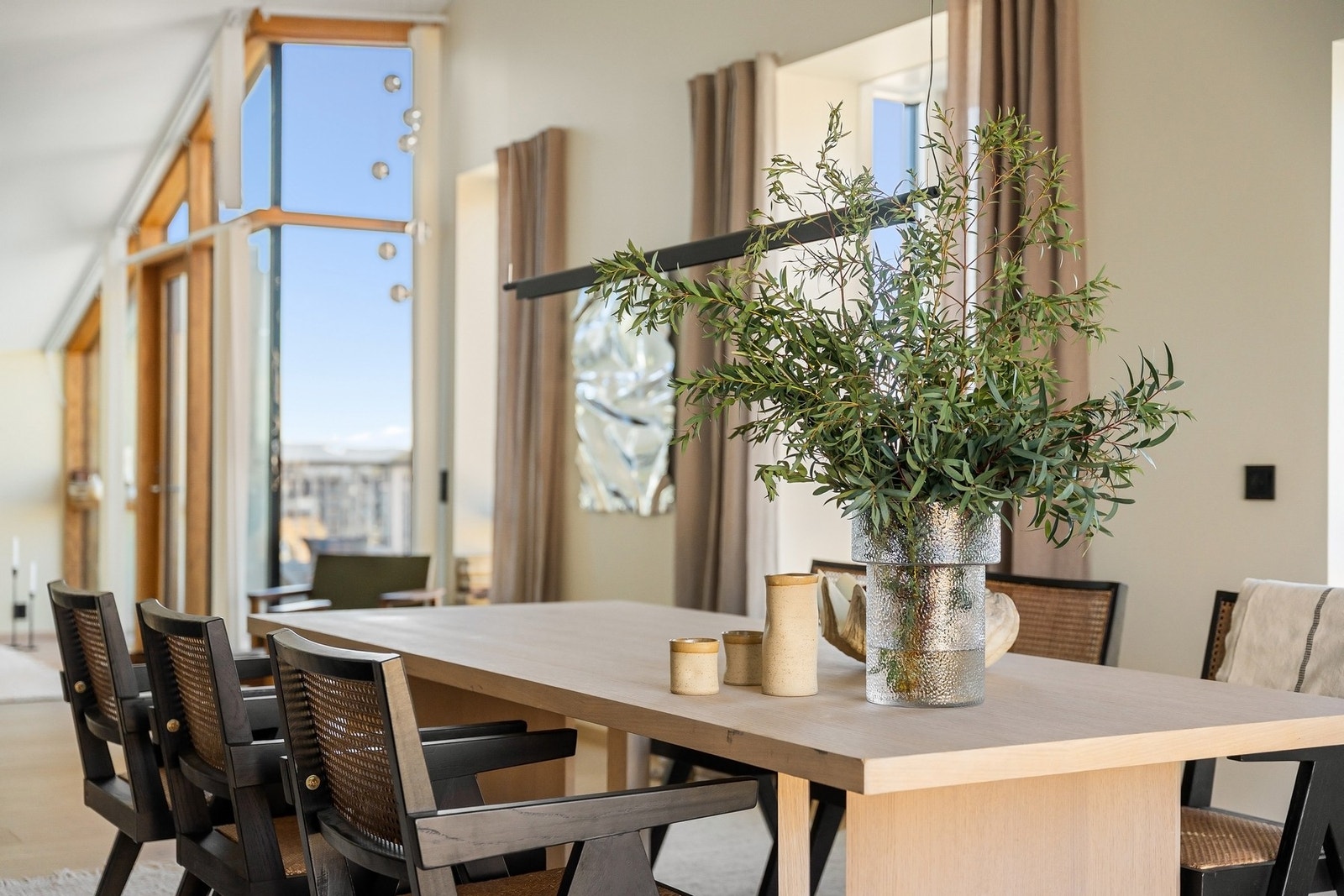 Her er det også naturlig plass til et stort spisebord, perfekt for lange middager og hyggelige sammenkomster. Galleribilde