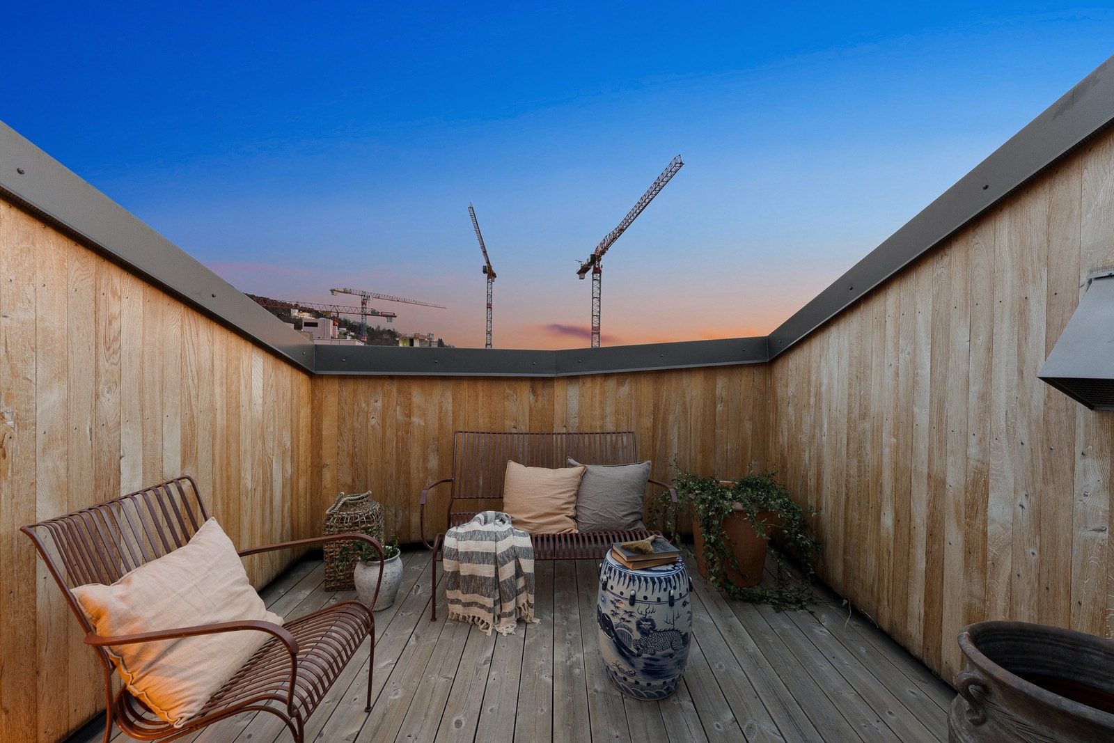 Soverommet er tilknyttet en sydvendt takterrasse - en privat oase med optimale solforhold. Galleribilde