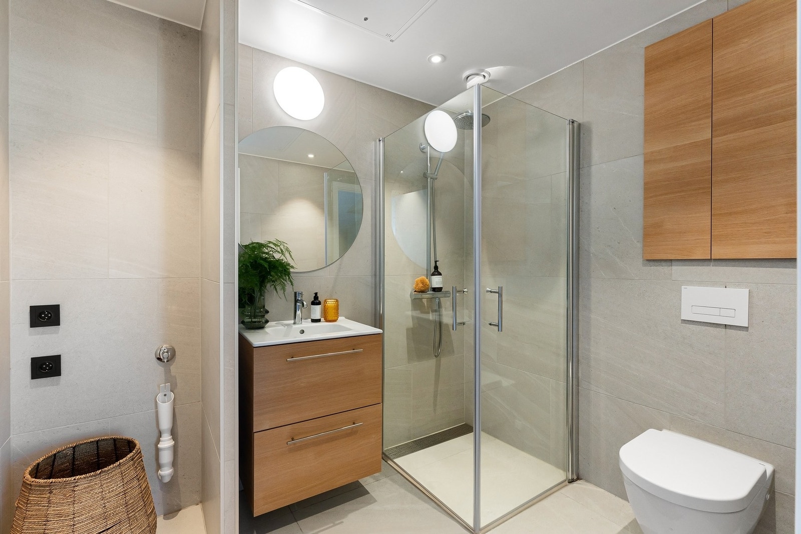 Soverom nr. 2 er også tilknyttet et eget bad med opplegg for vaskemaskin. Galleribilde