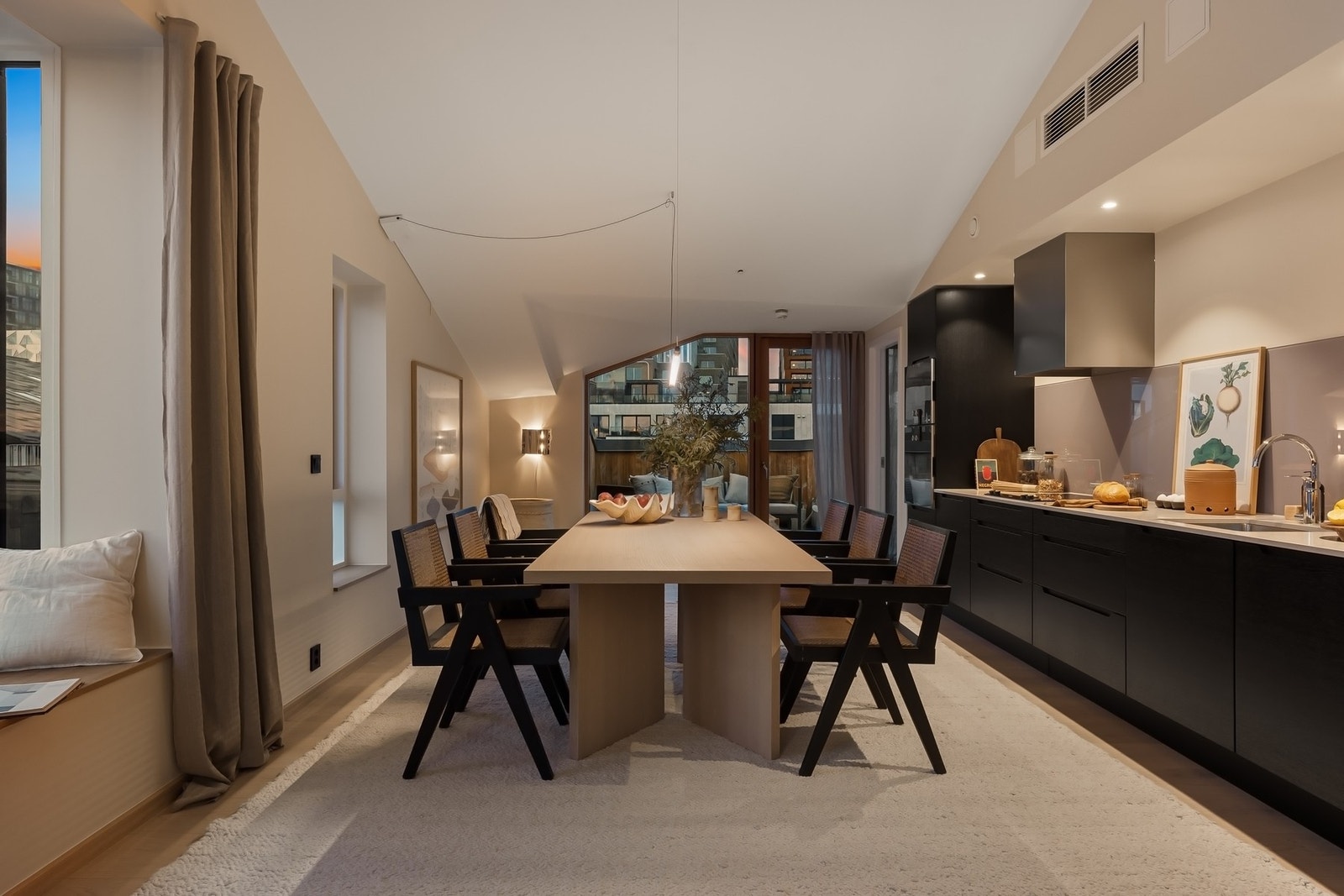 Belysningen skaper en balansert kombinasjon av stemning og funksjonalitet. Galleribilde