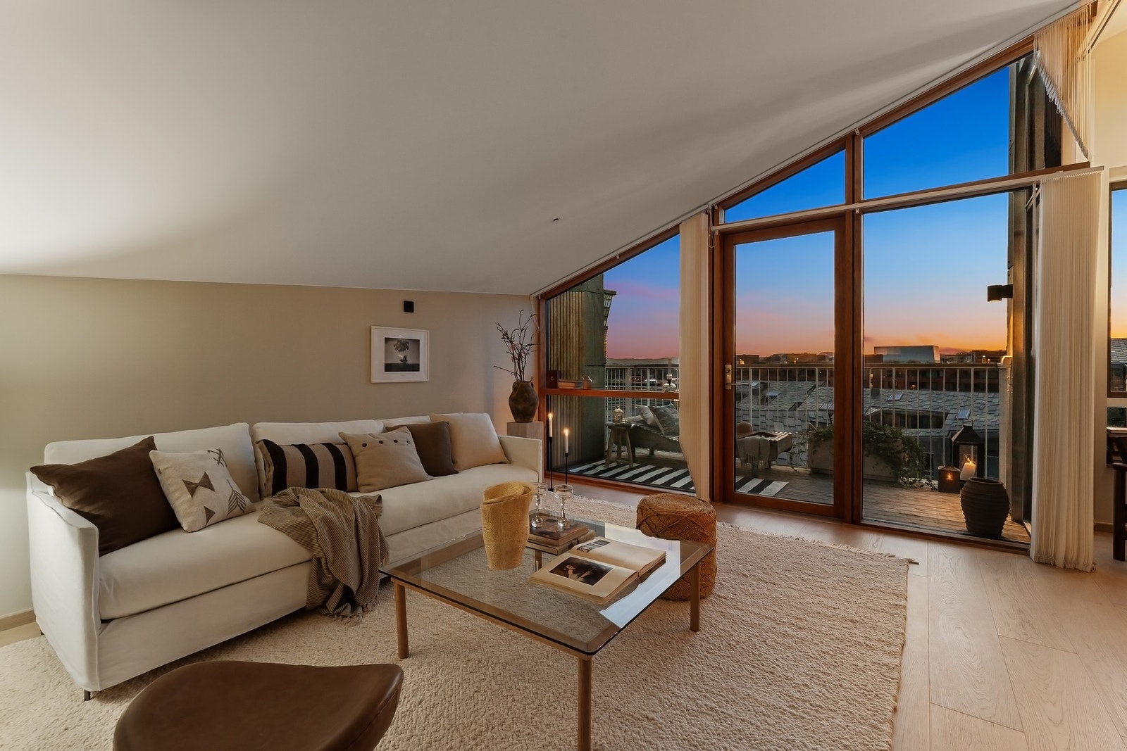 Planløsningen er gjennomtenkt med svært god flyt, tilrettelagt for både sosiale og private soner. Galleribilde