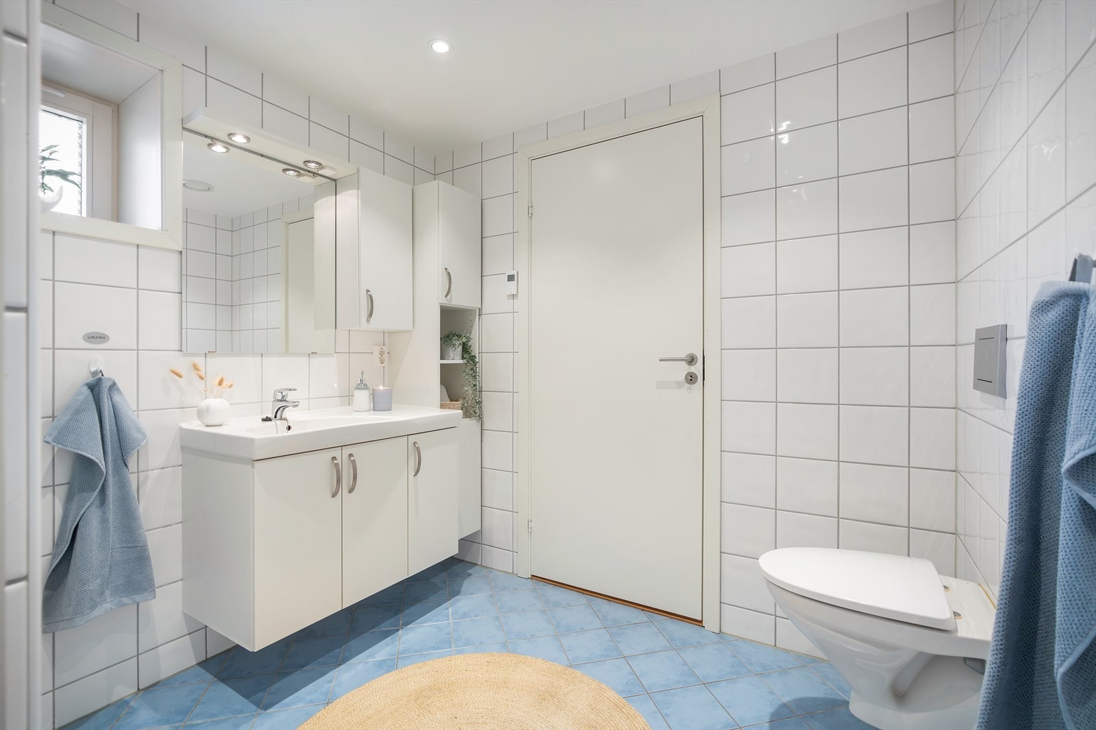 - Badet inneholder innebygd sisterne, innfellbare dusjdører, opplegg for vaskemaskin og servant skap - Galleribilde