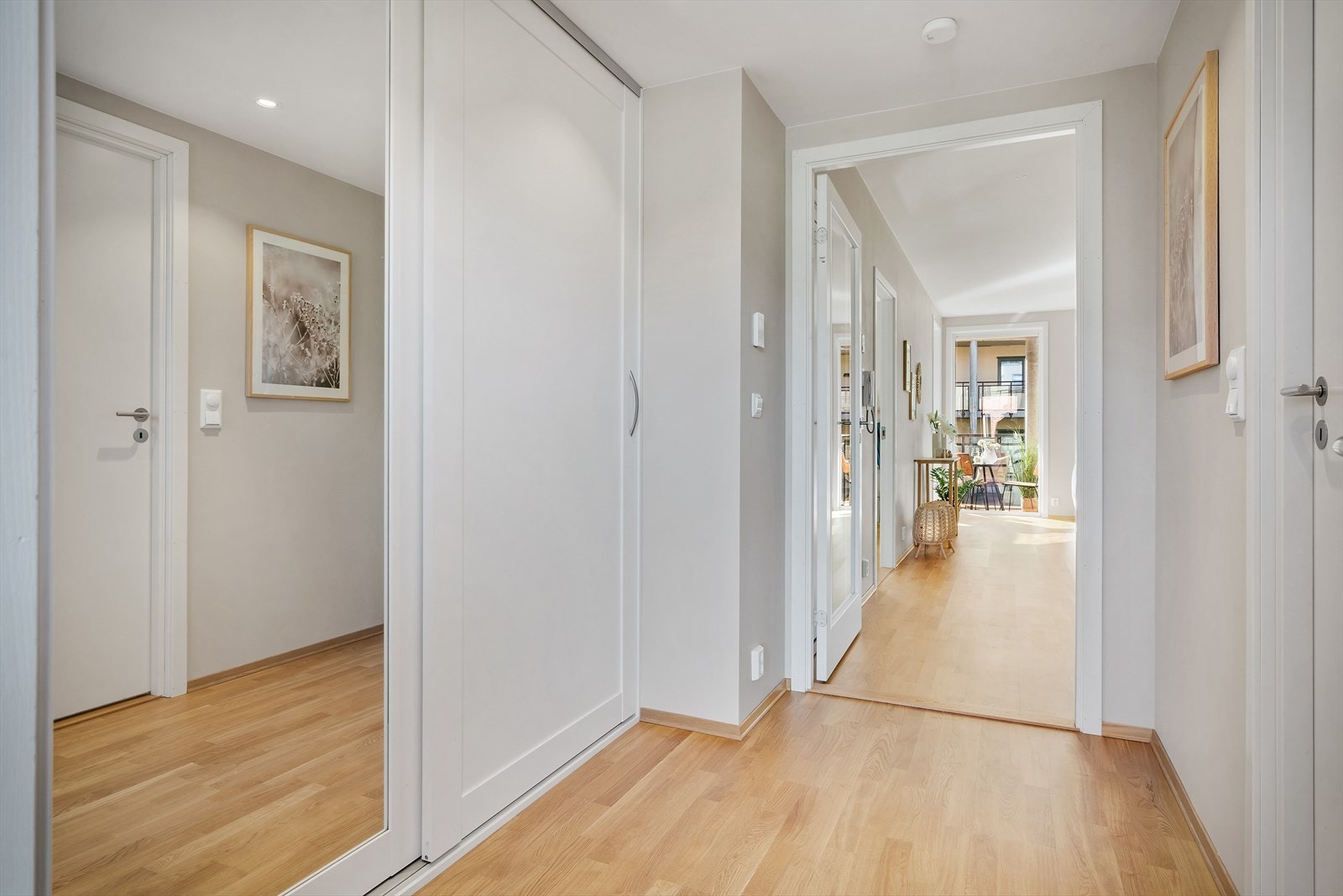 - Lys og innbydende entre på 5,5 m² - Galleribilde