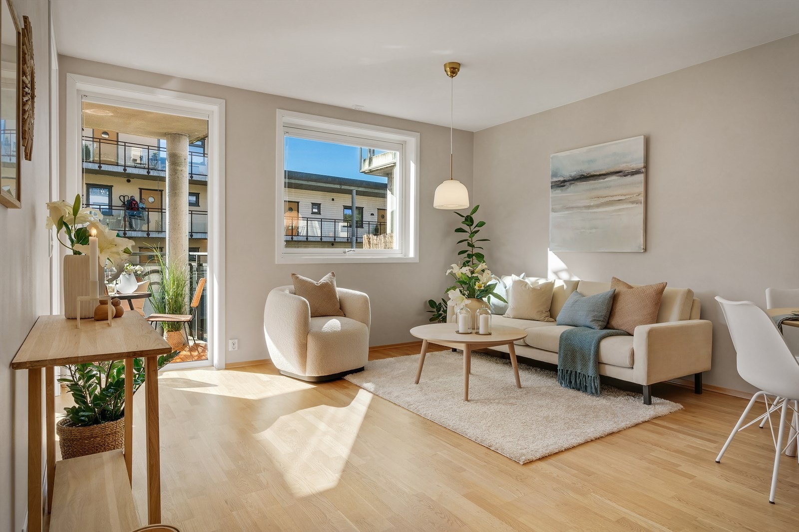 - Du har direkte utgang til balkongen fra stuen - Galleribilde