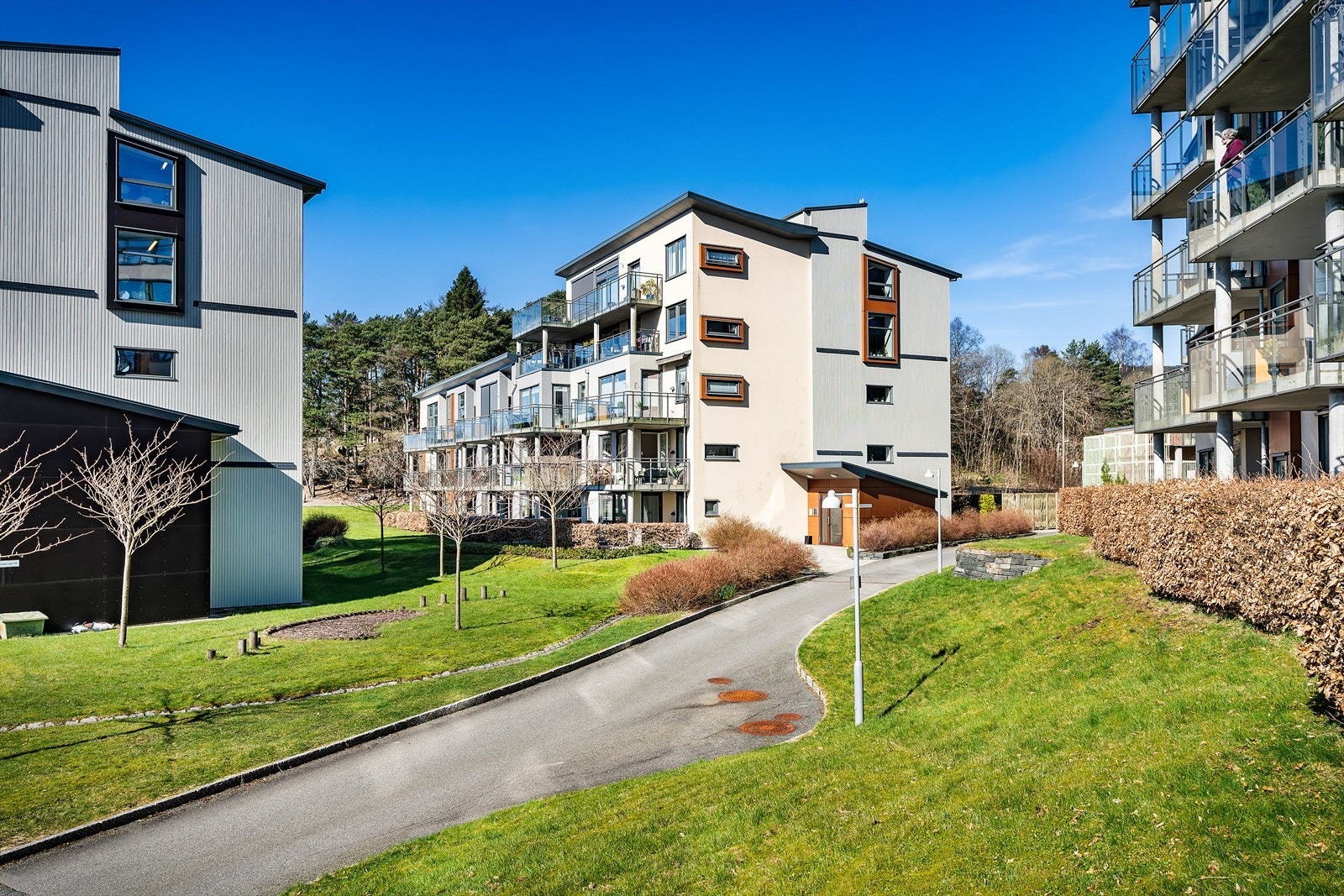 - Tomten er pent opparbeidet med grøntområder - Galleribilde
