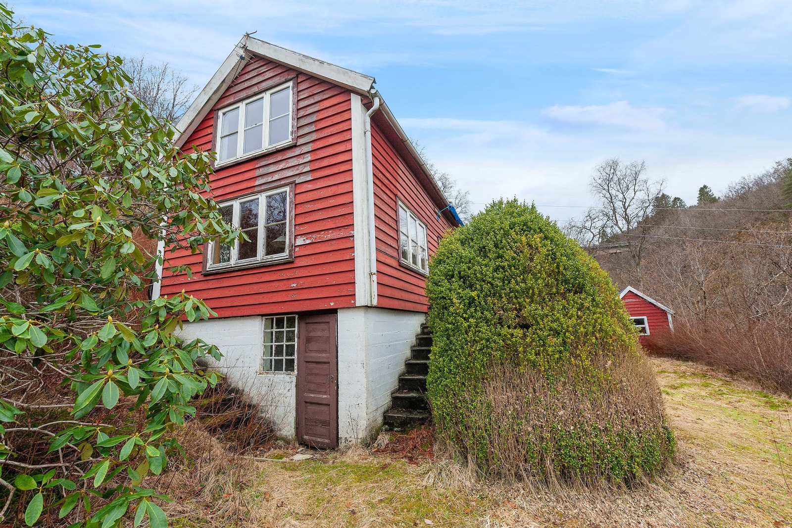 Fasade mot sjøen med trapp opp til veranda Galleribilde