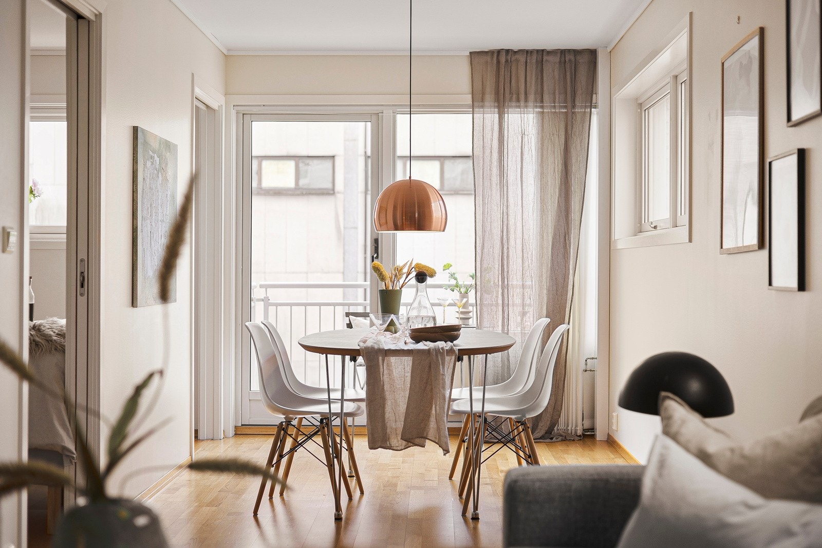 Stuen har rikelig plass til både salong og et godt spisebord Galleribilde