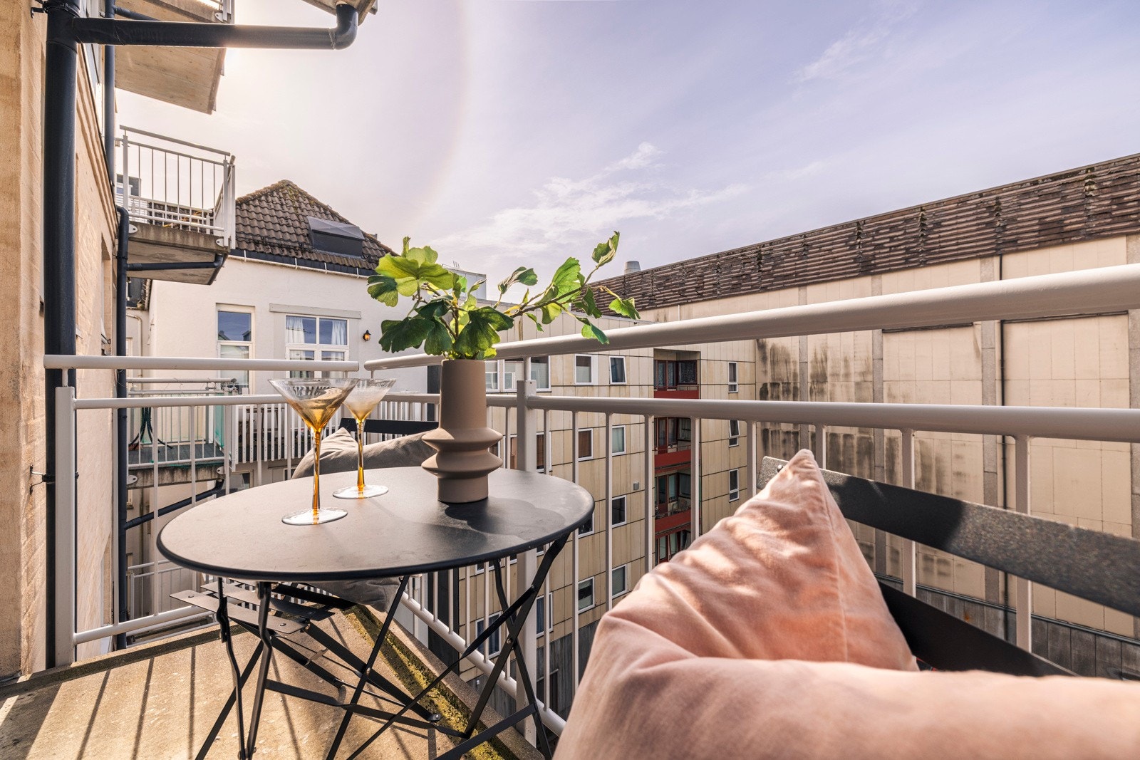 Leiligheten vender mot en fredelig bakgård hvor du ikke merker noe til den svært sentrale beliggenheten Galleribilde