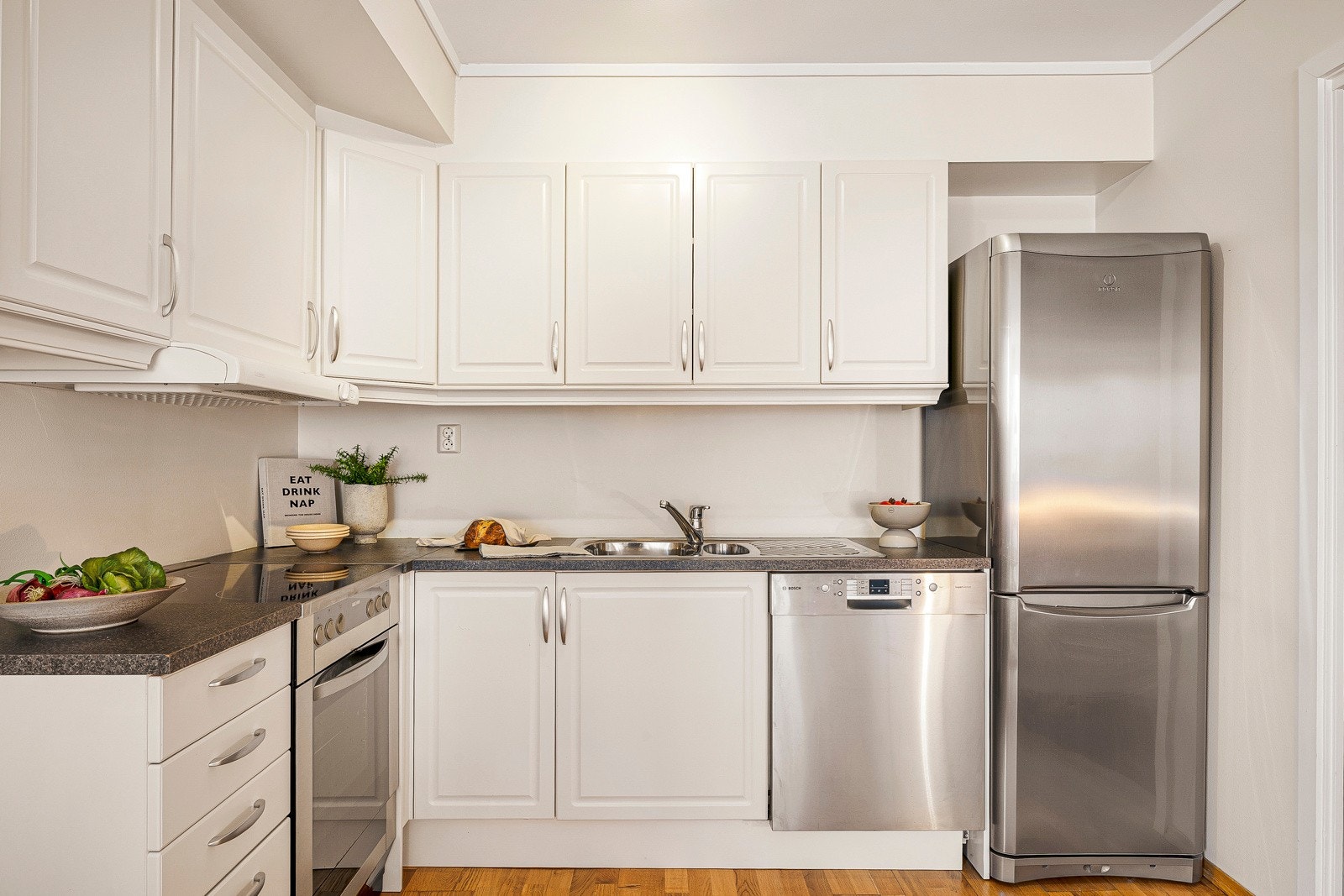 Tidløst kjøkken med alt du trenger - Hvitevarene medfølger i handelen Galleribilde