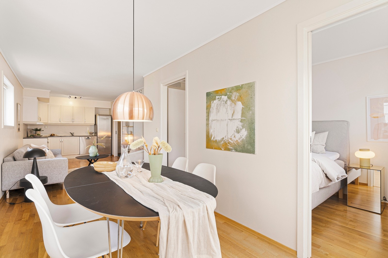 Stuen har god plass til spisebord med plass til mange gjester Galleribilde