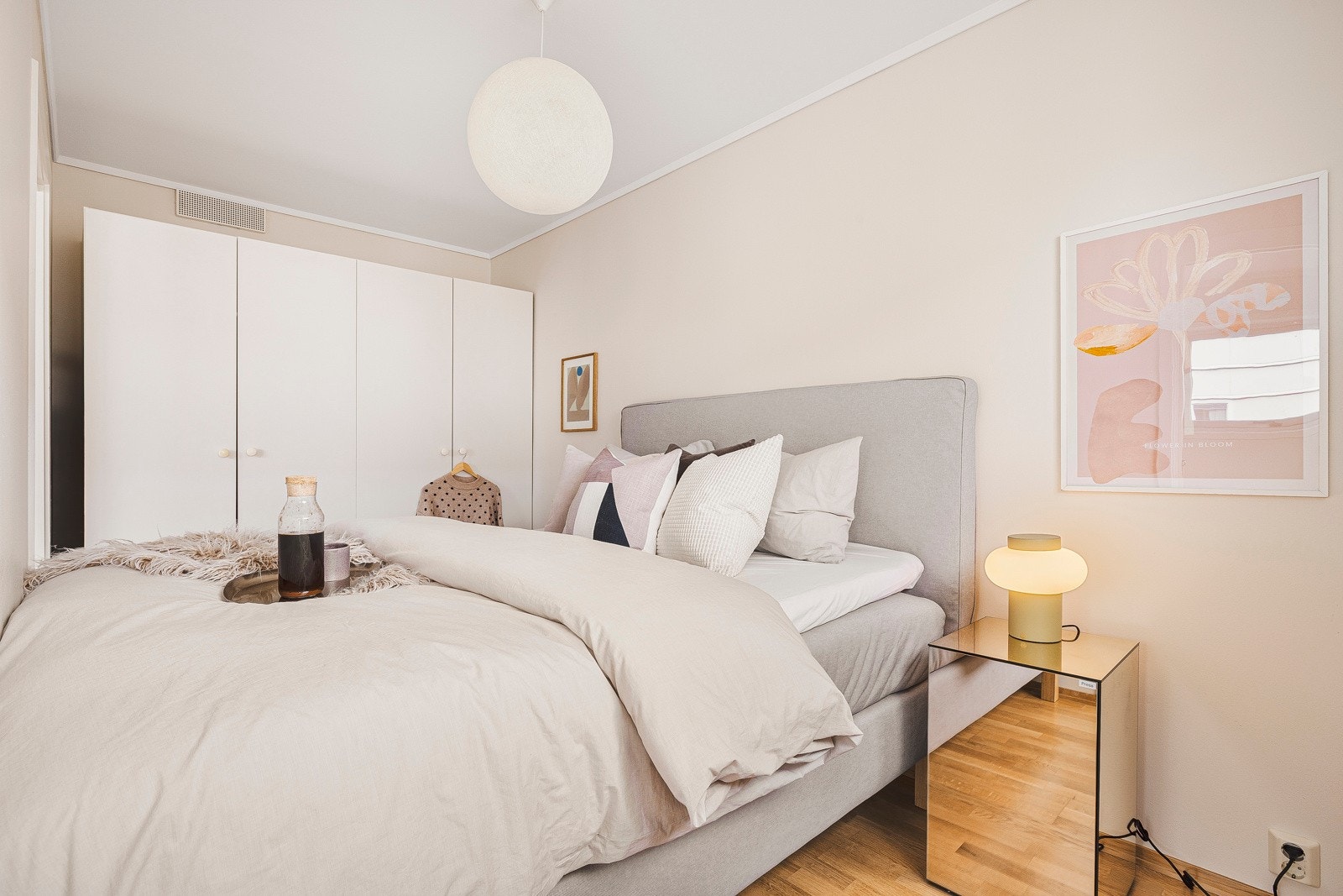 God plass til dobbeltseng og stort garderobeskap Galleribilde