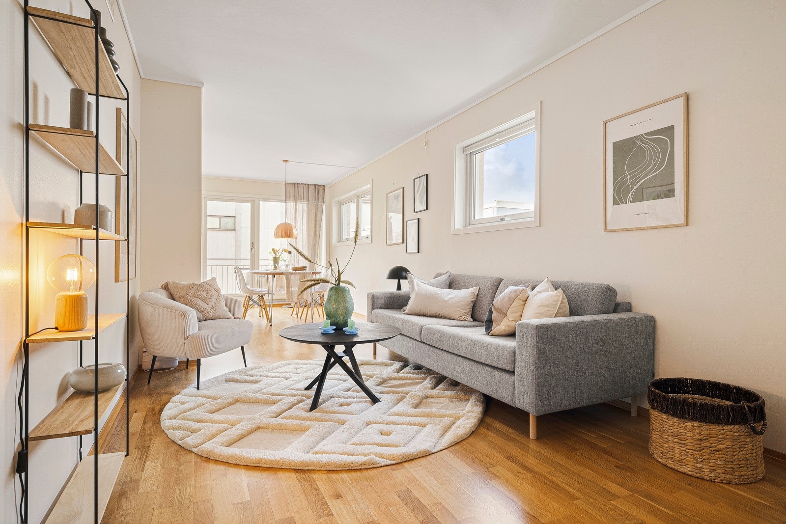 Lys, trivelig og romslig stue på 25,3 kvm Galleribilde