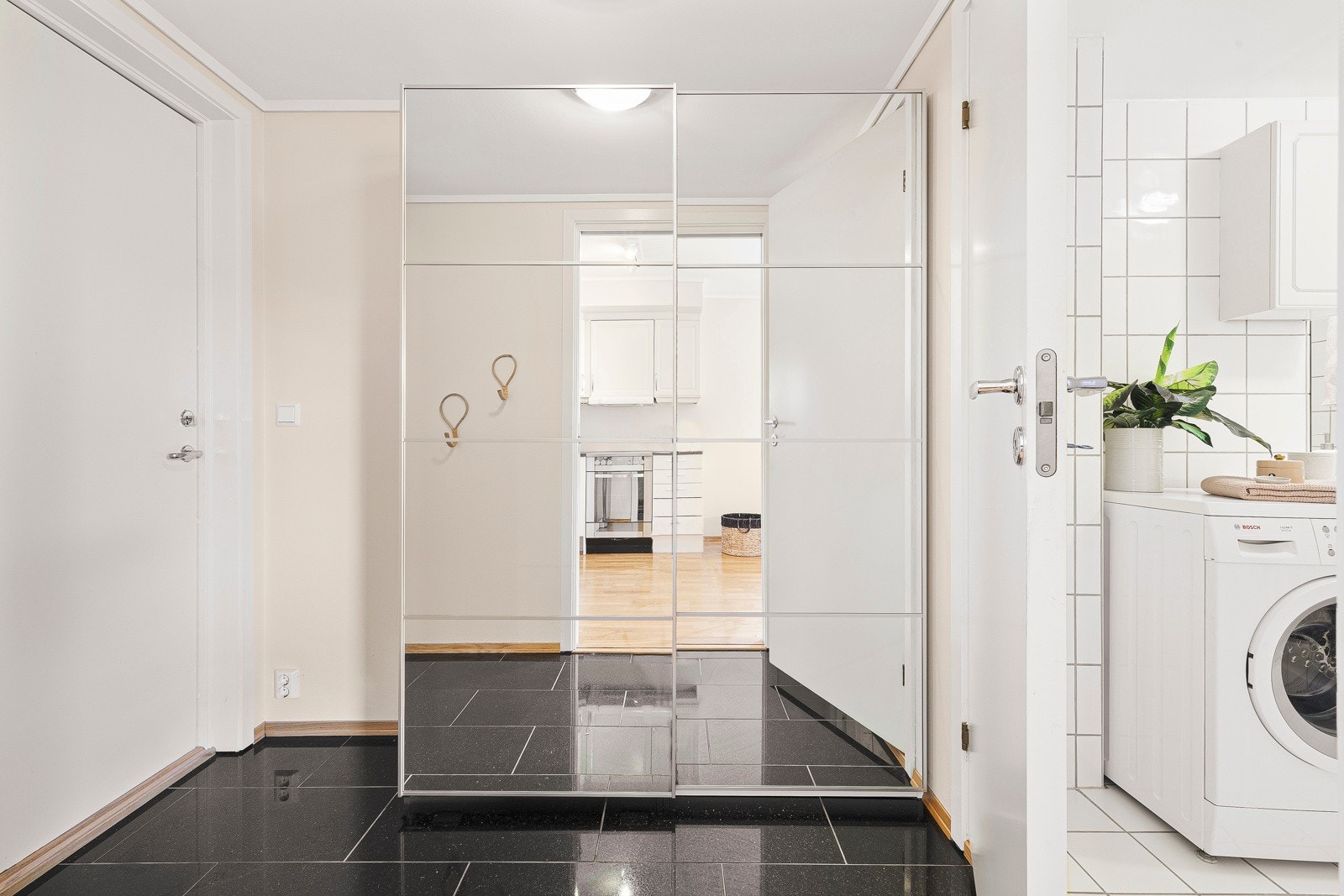 Entré med stort garderobeskap Galleribilde