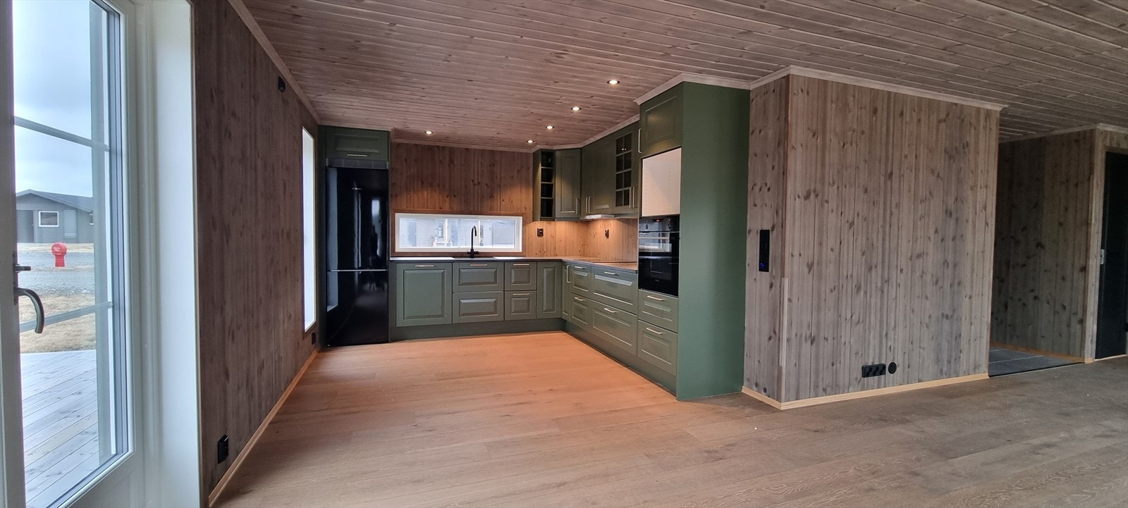 Kjøkkeninnredningen er fra Sigdal og det er god skap- og benkeplass. Her er det i etterkant montert integrerte hvitevarer. Galleribilde