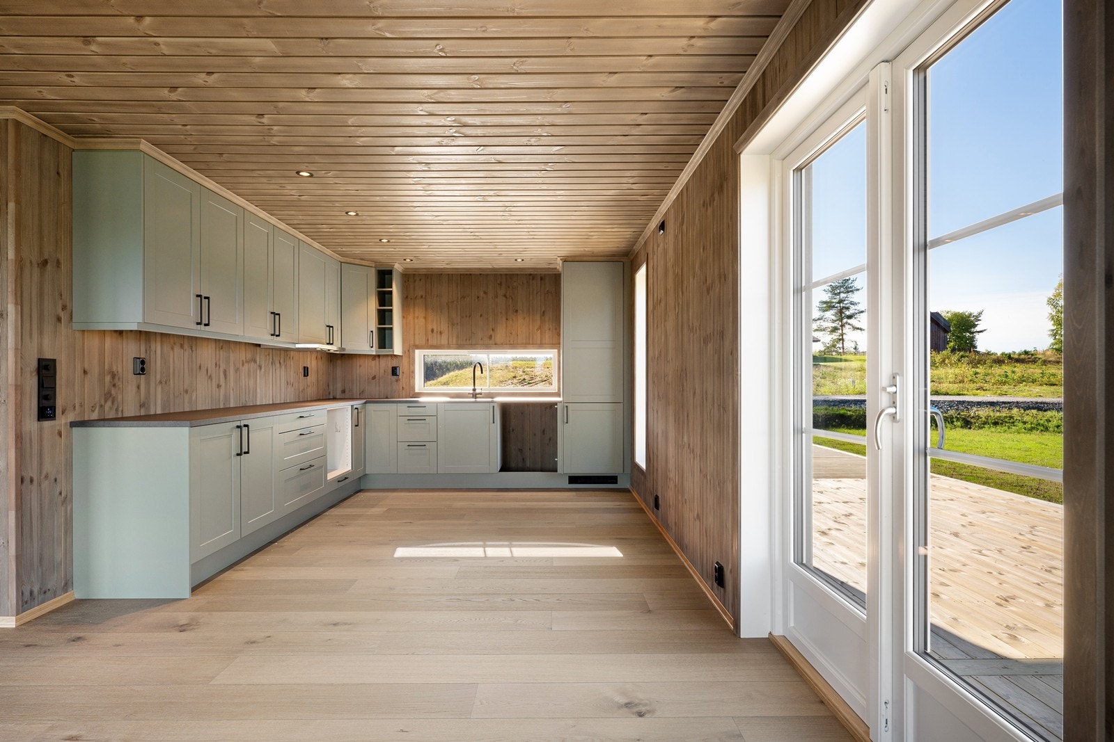 Svært pent kjøkken i åpen løsning med stuen. Galleribilde