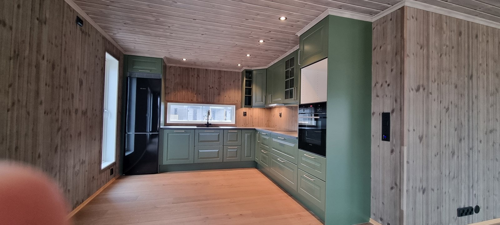 Kjøkkeninnredning med profilerte fronter i en moderne fargetone, og laminat benkeplate. Galleribilde