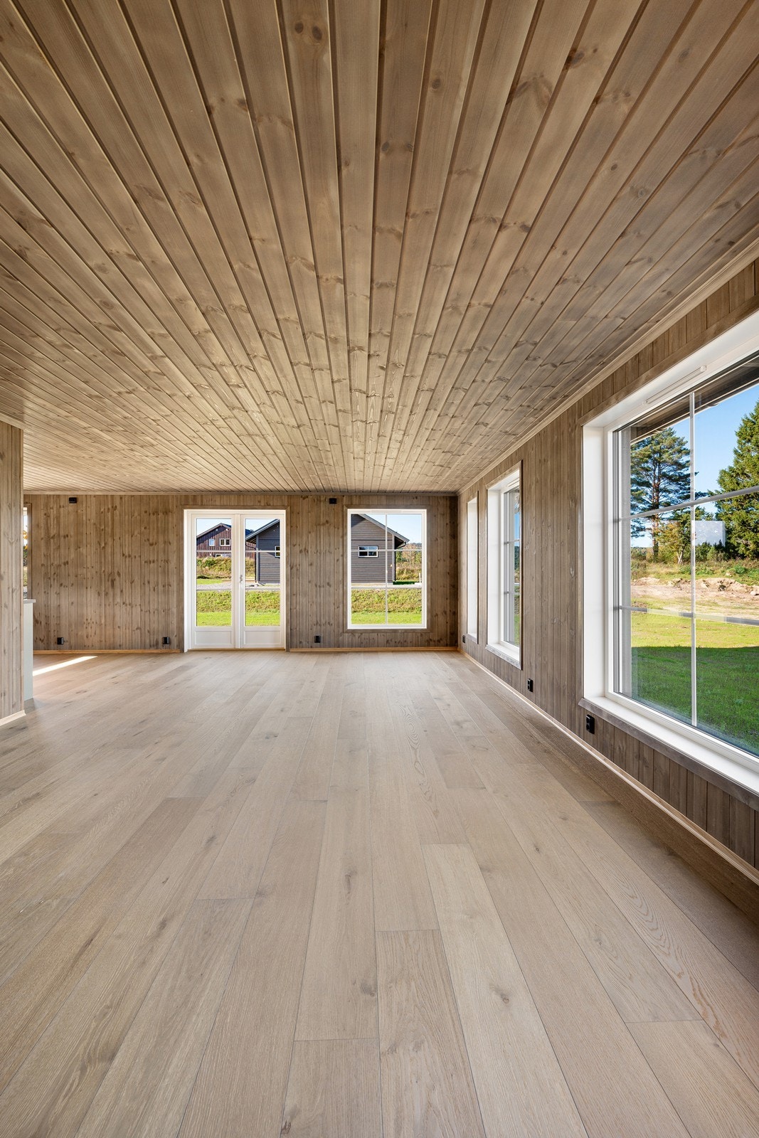 Romslig stue med flere innredningsmuligheter. God plass til både sofakrok og spisebord. Galleribilde