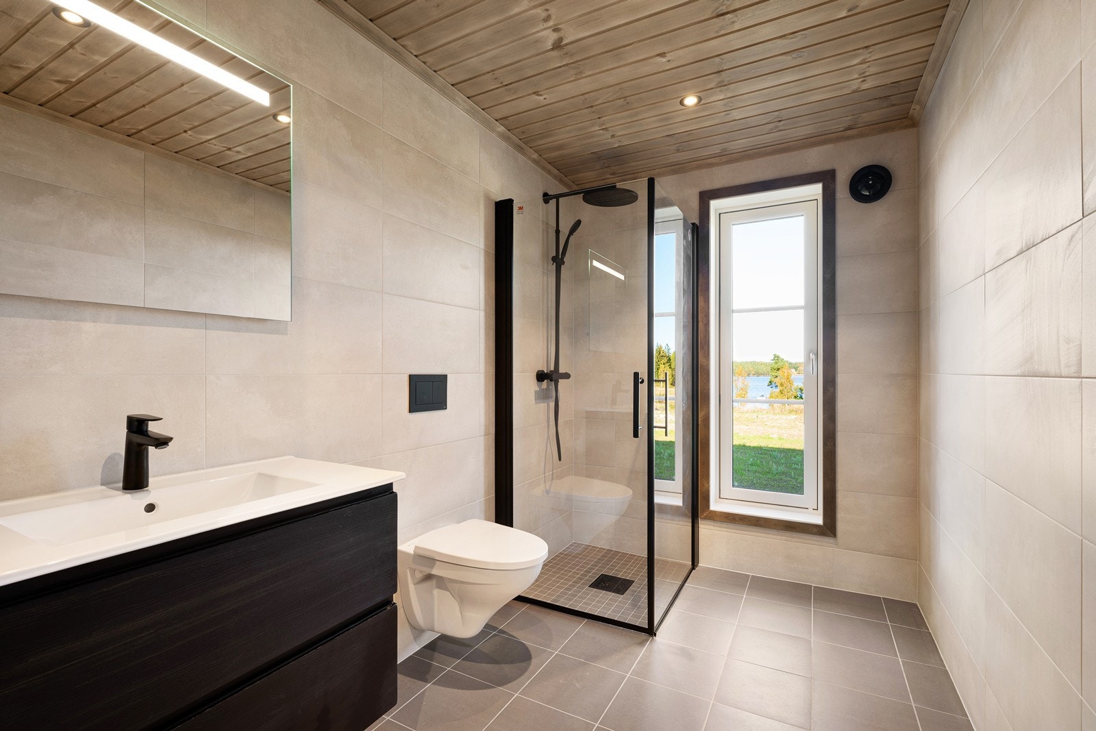 Delikat flislagt bad med gulvvarme. Galleribilde