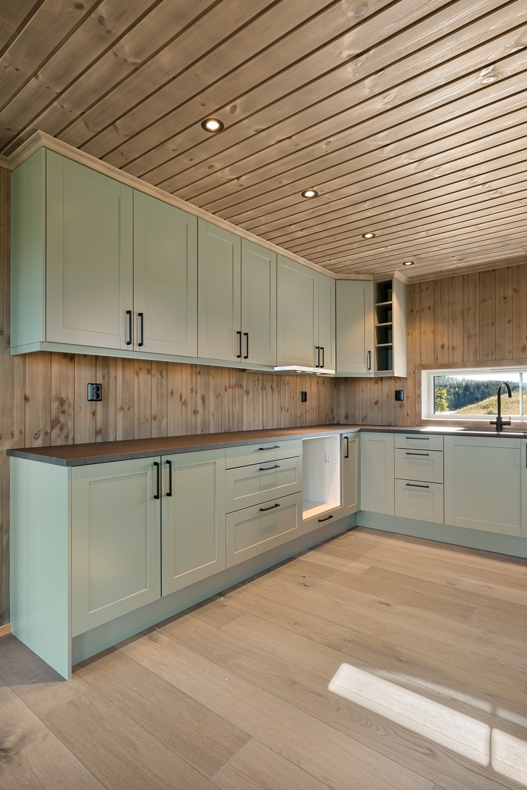 Det er avsatt plass til hvitevarer i kjøkkenet. Galleribilde