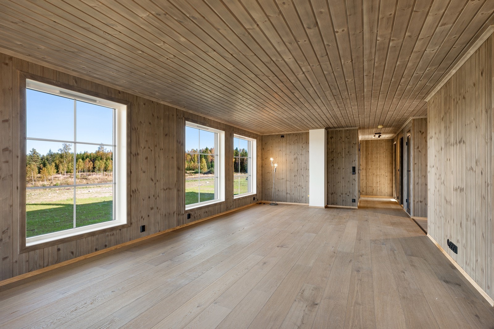 Stue med store vindusflater som slipper inn godt med naturlig lys. Galleribilde