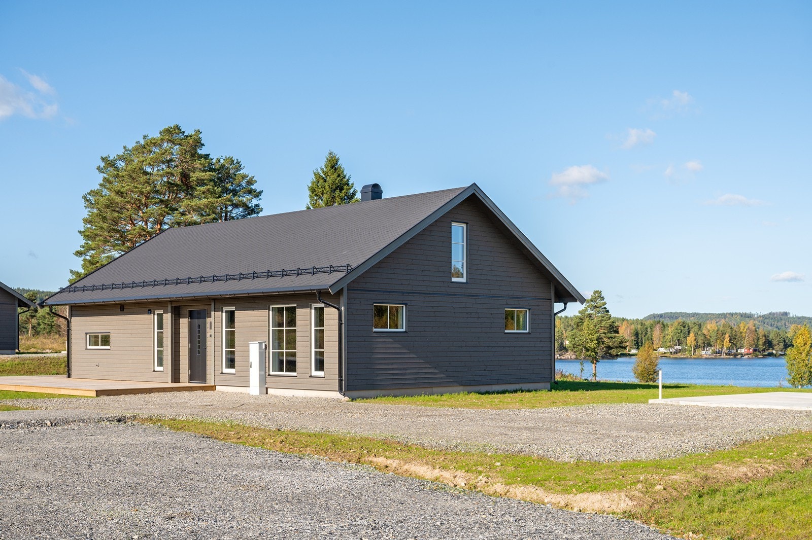 Hytta ligger like ved Mjermen med flotte bade- og fiskemuligheter og fin utsikt! Galleribilde