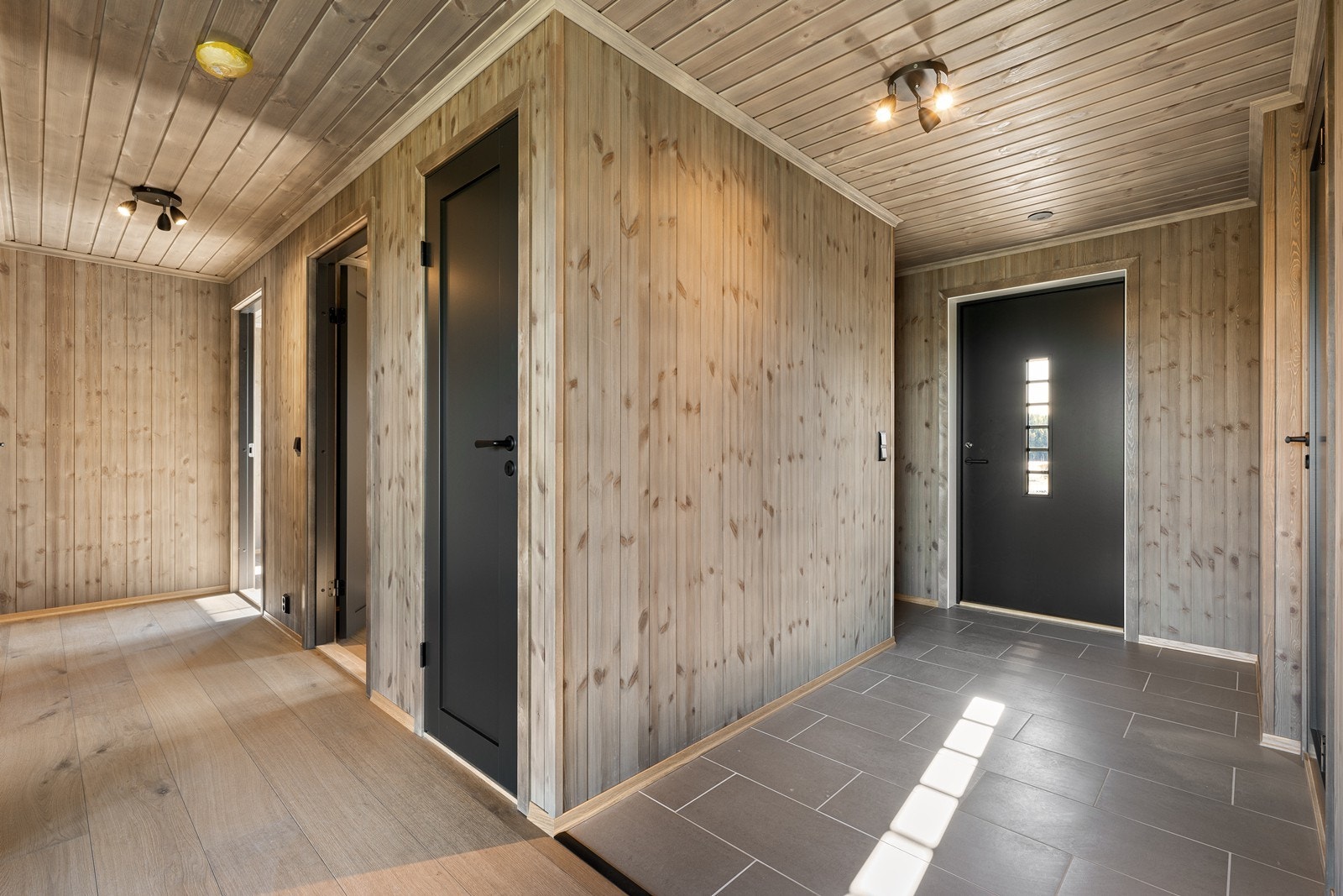 Gang/entre med flislagt gulv og gulvvarme. Galleribilde