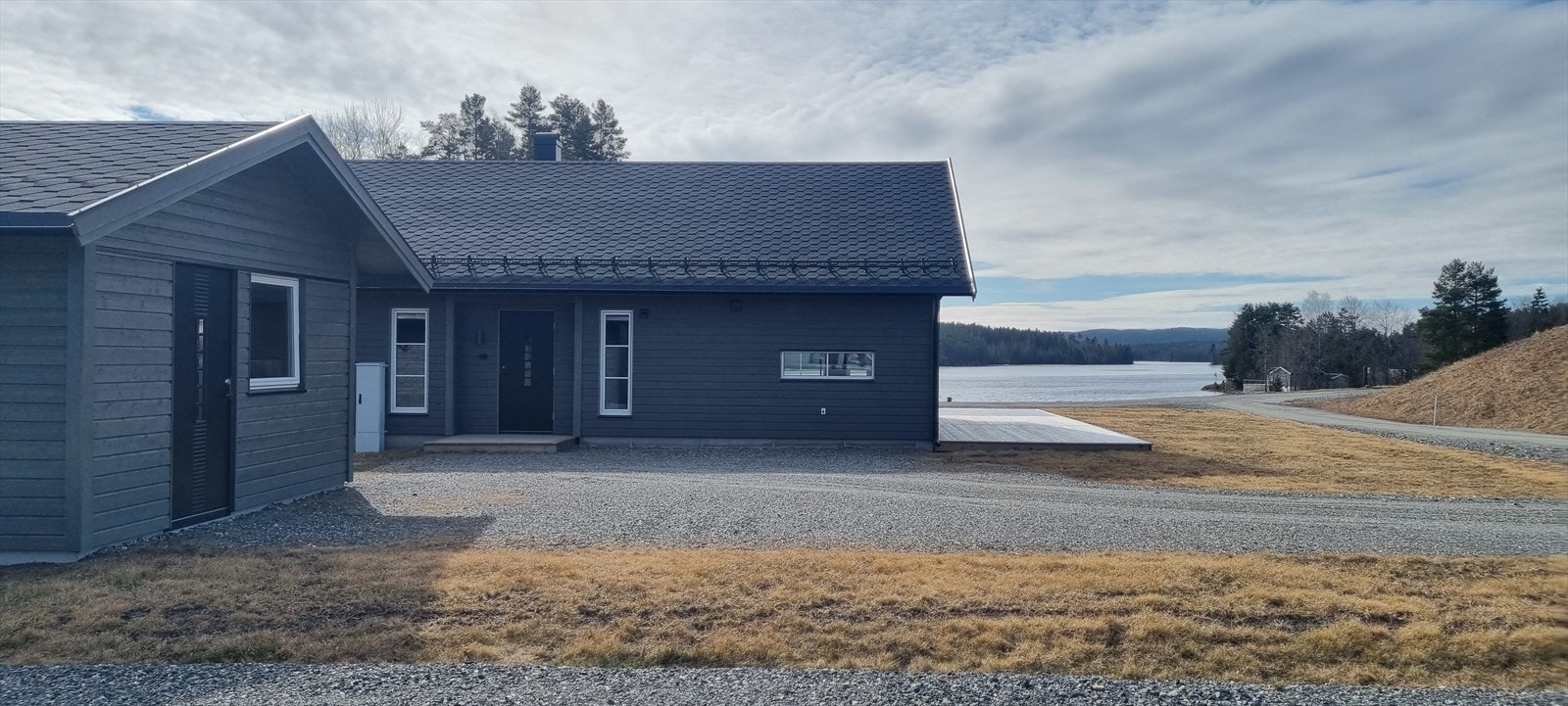 Nyoppført flott hytte med sol hele dagen og fin utsikt mot innsjøen Mjermen. Galleribilde