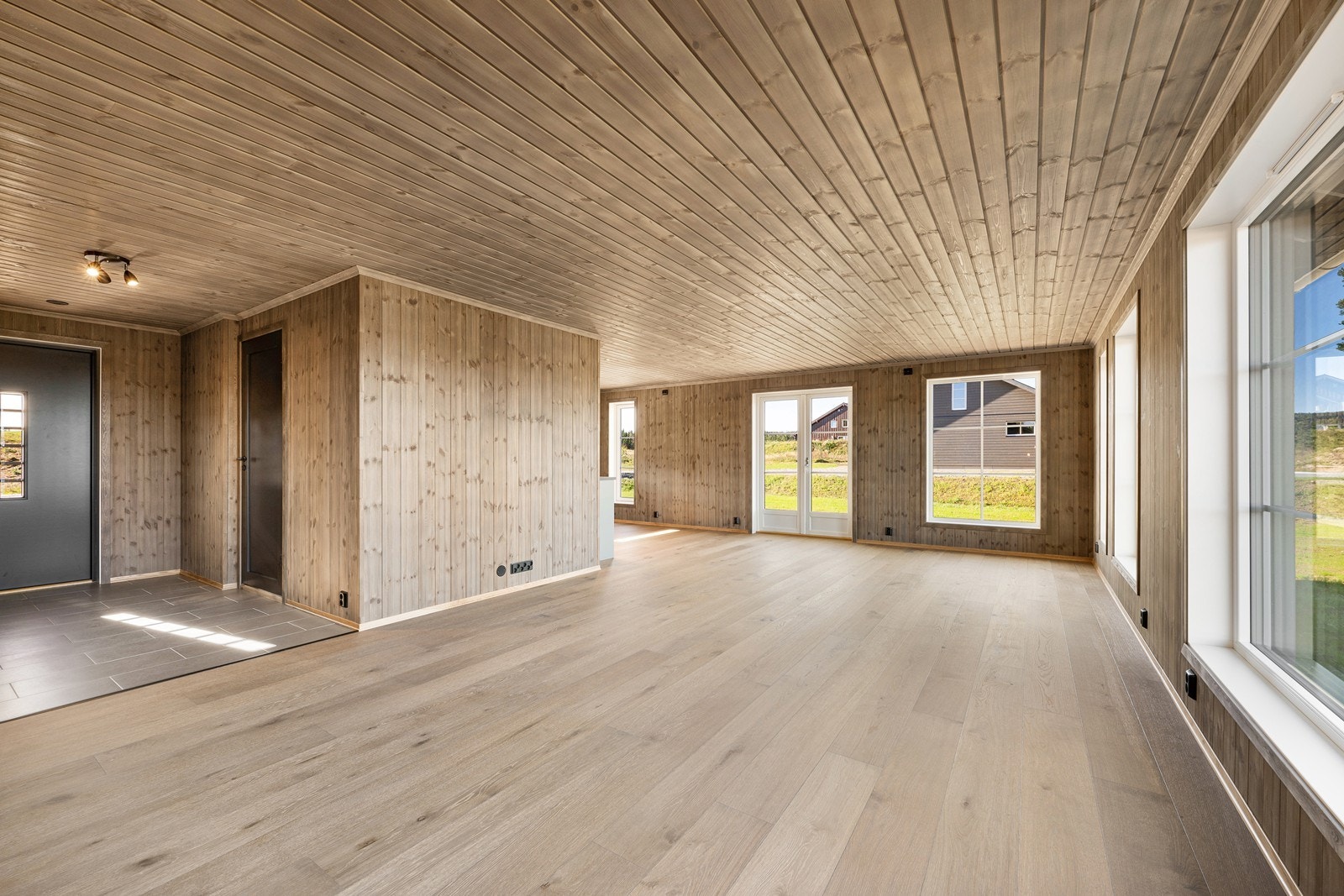 Hytta holder en tradisjonell stil med trepanel på vegger og gulv av tre. Galleribilde