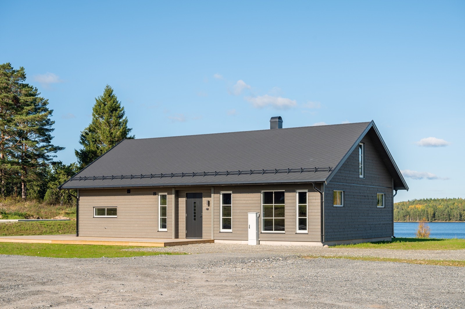 Det er godt med parkeringsmuligheter på egen gårdsplass foran hytta. Galleribilde