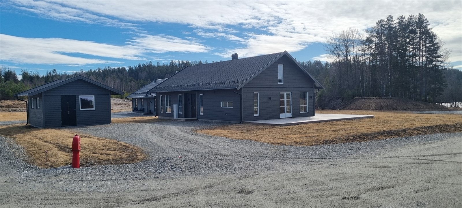 Det er godt med parkeringsmuligheter på egen gårdsplass foran hytta. Galleribilde