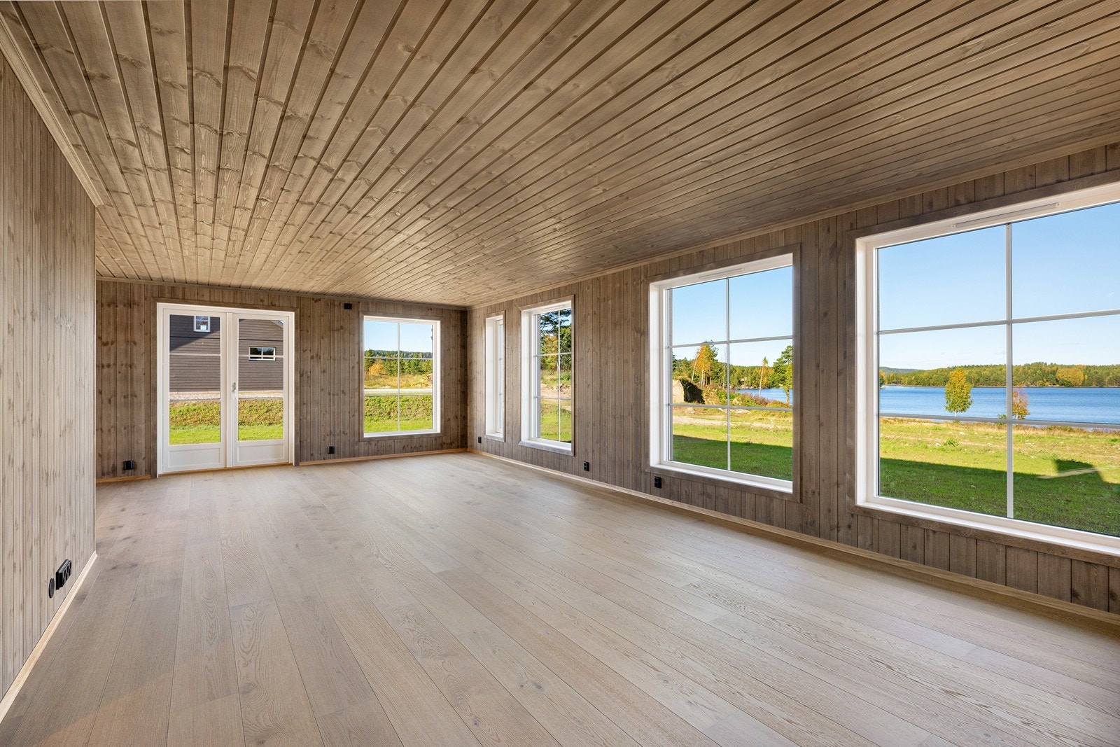 Lys og romslig stue med utgang til terrassen, og fantastisk utsikt mot vannet. Galleribilde