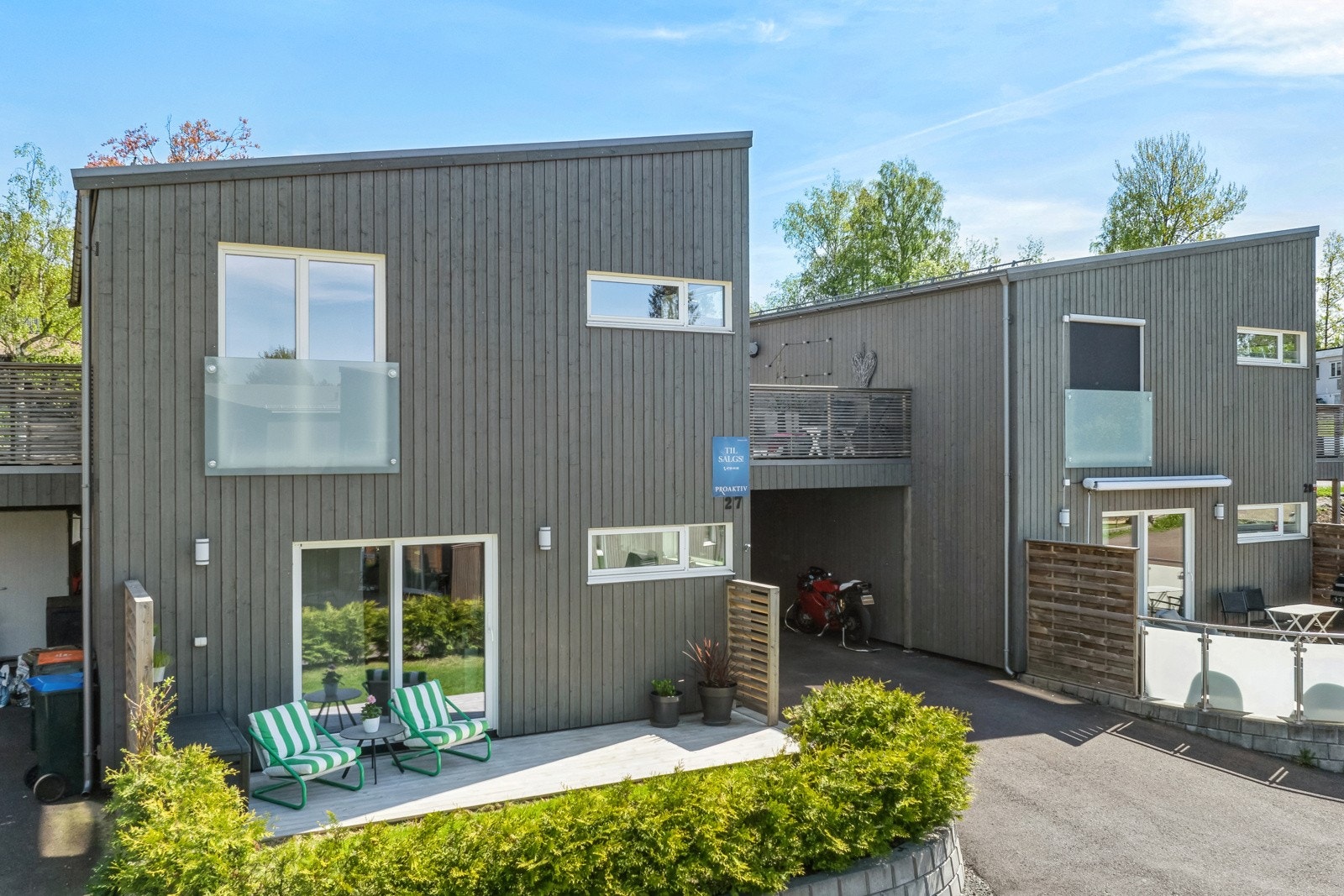 Pen hage, tre terrasser og carport med bod. Sol fra morgen til kveld. Galleribilde