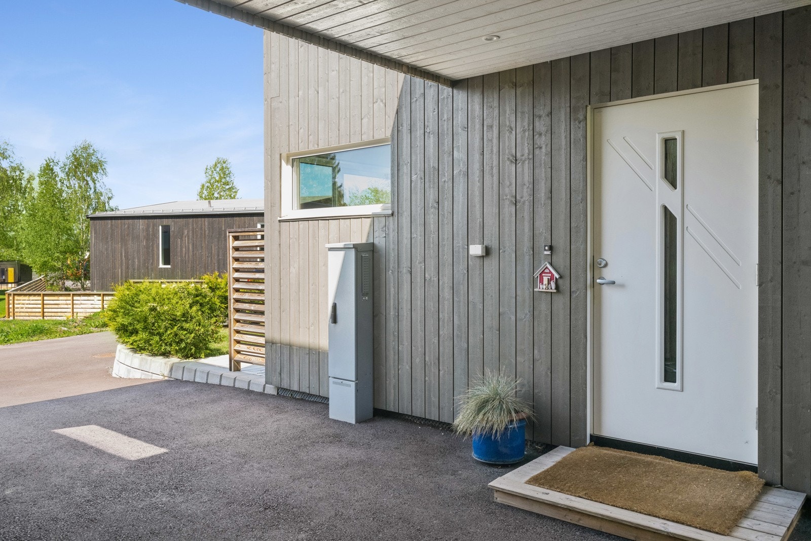 Den asfalterte gårdsplassen gir et helhetlig og rent inntrykk og er enkel å vedlikeholde/spyle. Galleribilde