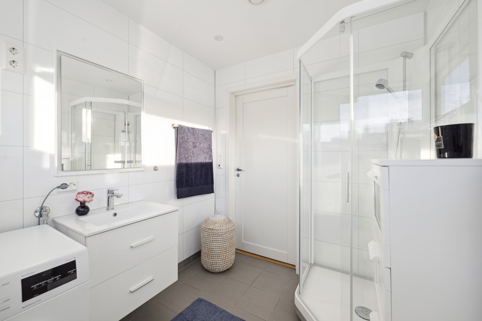 Begge baderommene har varme i gulvet. Galleribilde